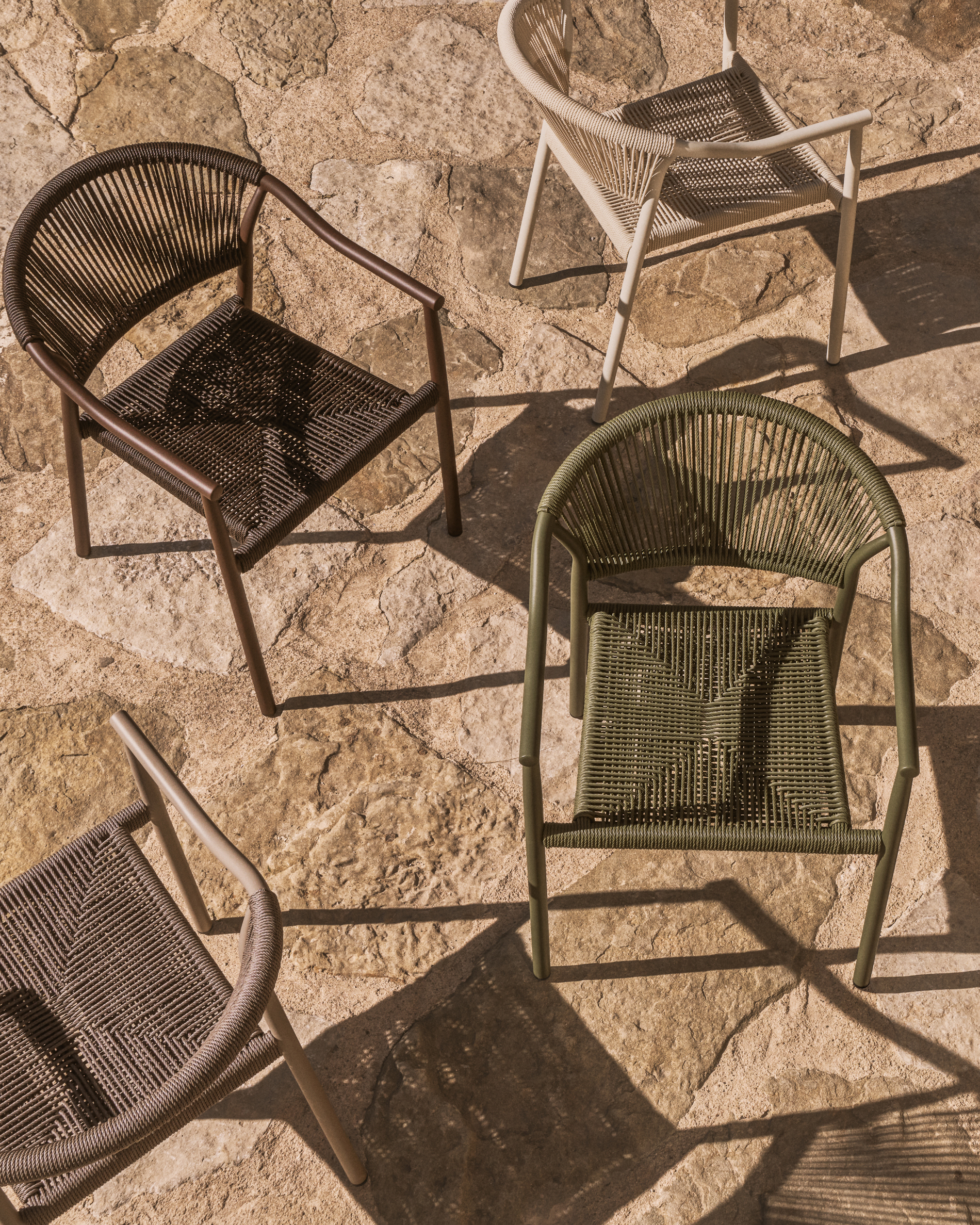 Kave Home Livadia stapelbare outdoor stoel van groen aluminium - Afbeelding 4