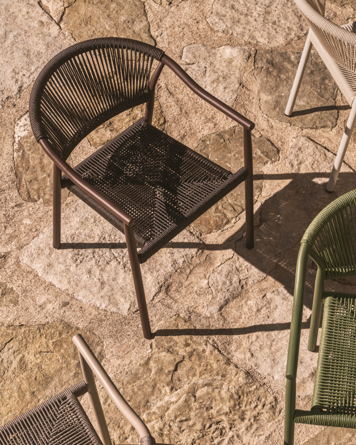 Kave Home Livadia stapelbare outdoor stoel van bruin aluminium - Afbeelding 5