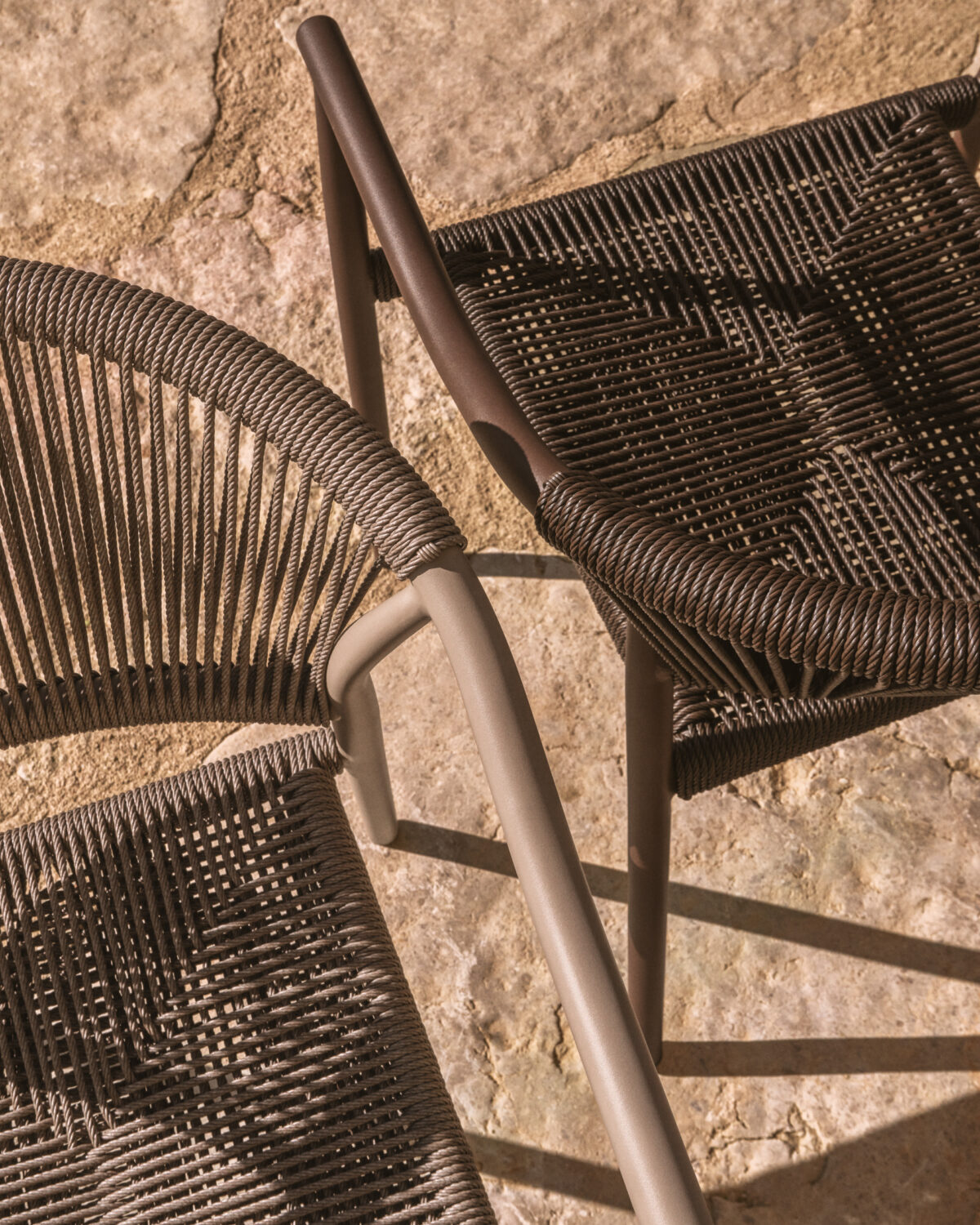 Kave Home Livadia stapelbare outdoor stoel van taupekleurig aluminium - Afbeelding 5