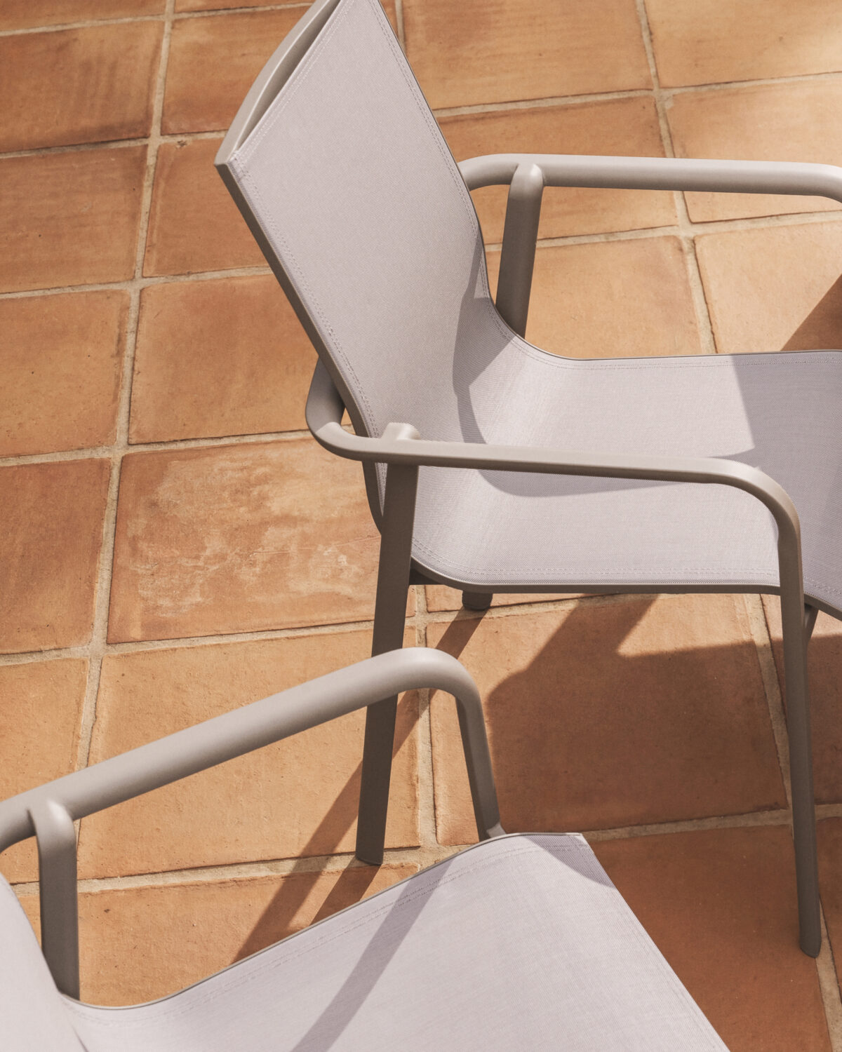 Kave Home Canea stapelbare outdoor stoel van beige textileen en taupekleurig aluminium - Afbeelding 4