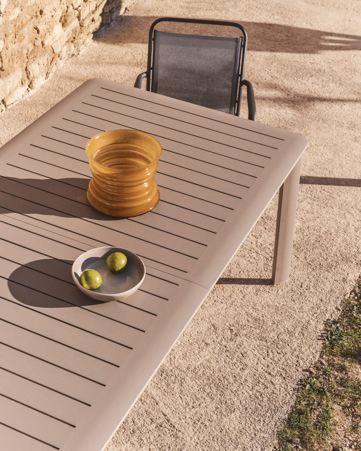 Kave Home Luri stapelbare outdoor stoel van grafietkleurig aluminium en grijs textileen - Afbeelding 5