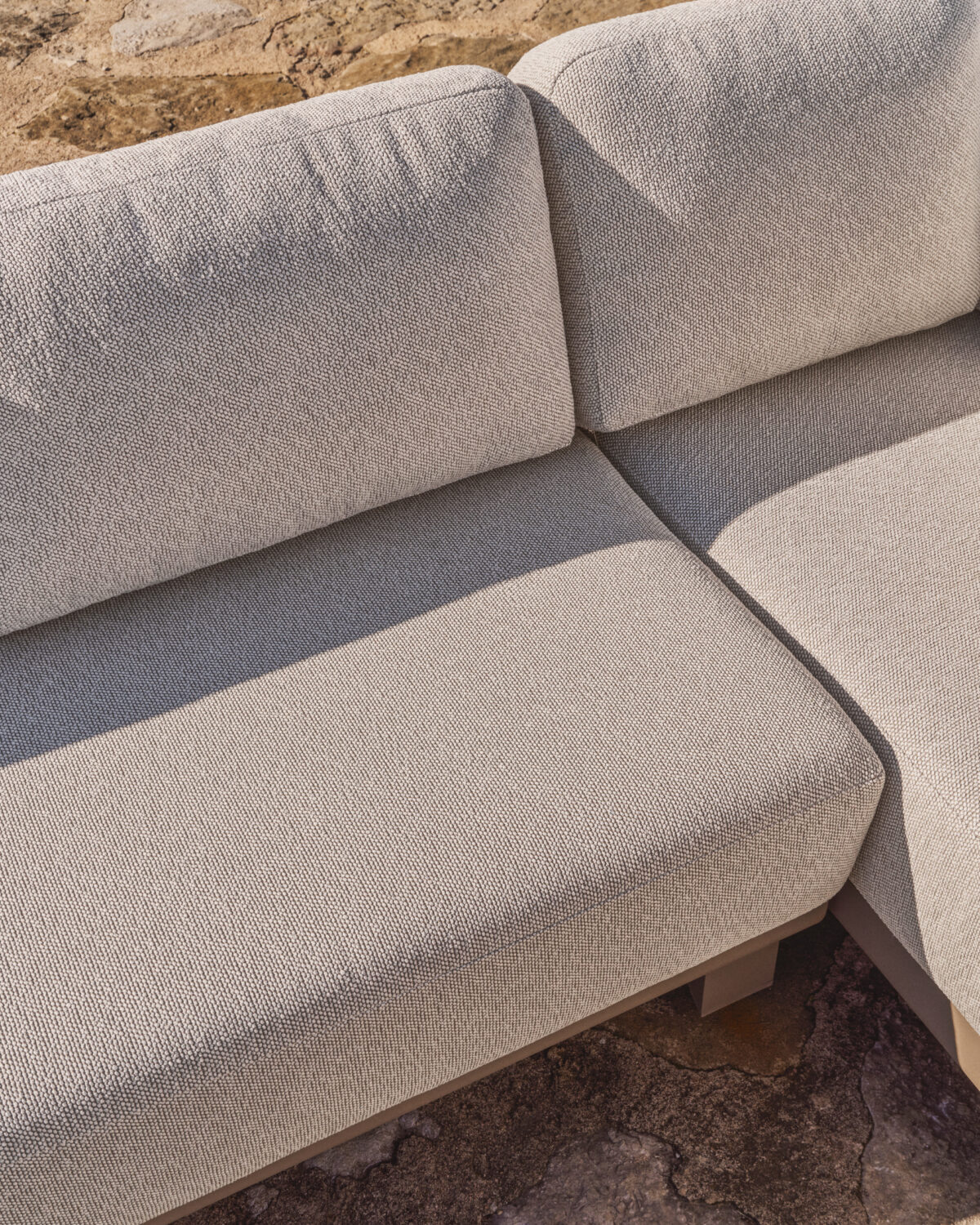 Kave Home Nerano set met 5-zits hoekbank en salontafel van gehard glas en aluminium in taupe - Afbeelding 4