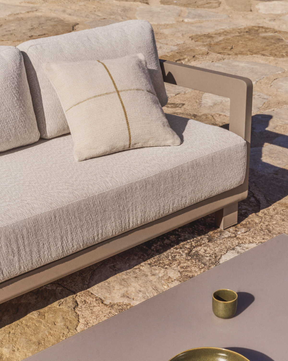 Kave Home Nerano taupe set van 3-zitsbank en lage tafel van aluminium - Afbeelding 4