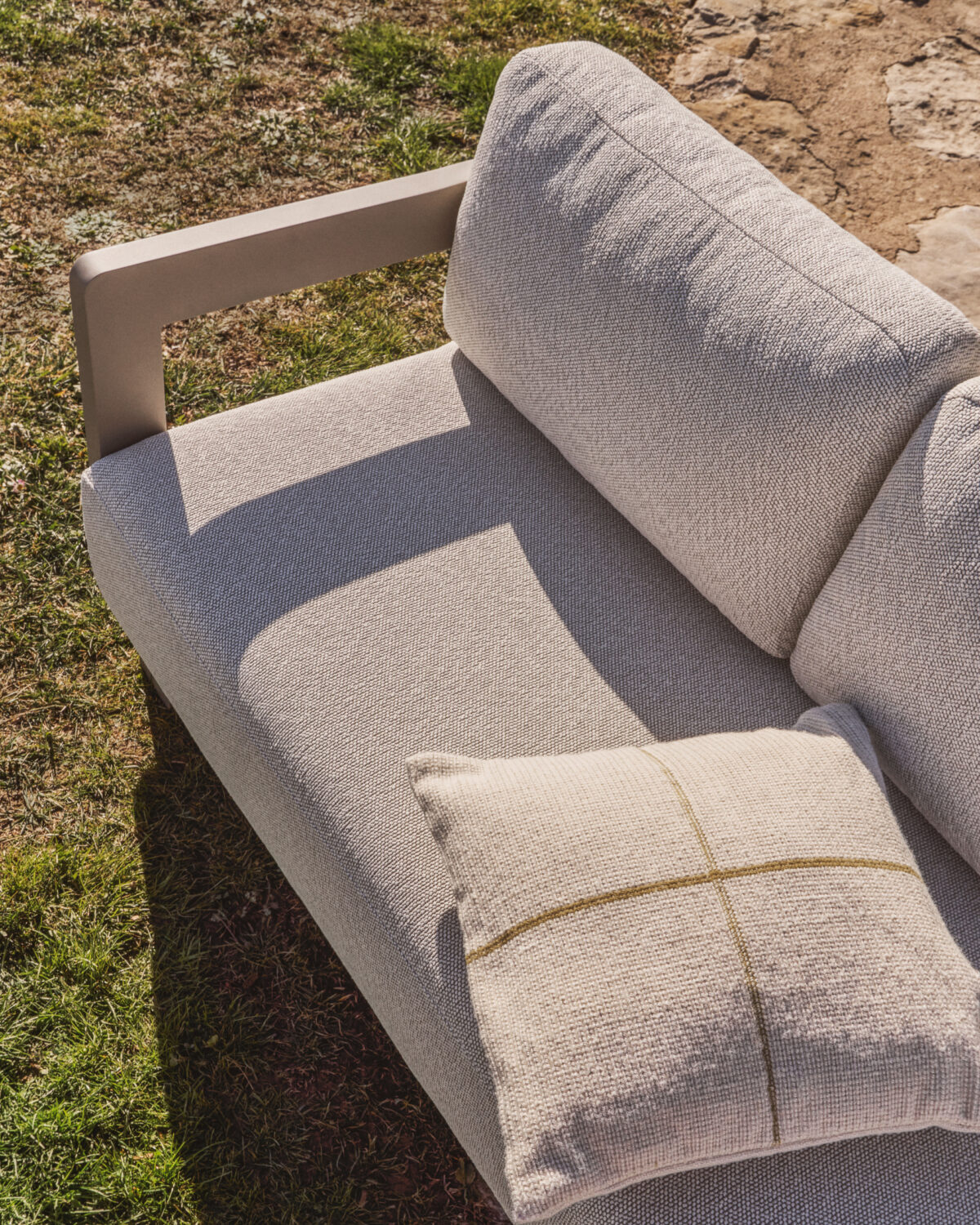 Kave Home Nerano taupe set van 3-zitsbank en lage tafel van aluminium - Afbeelding 5