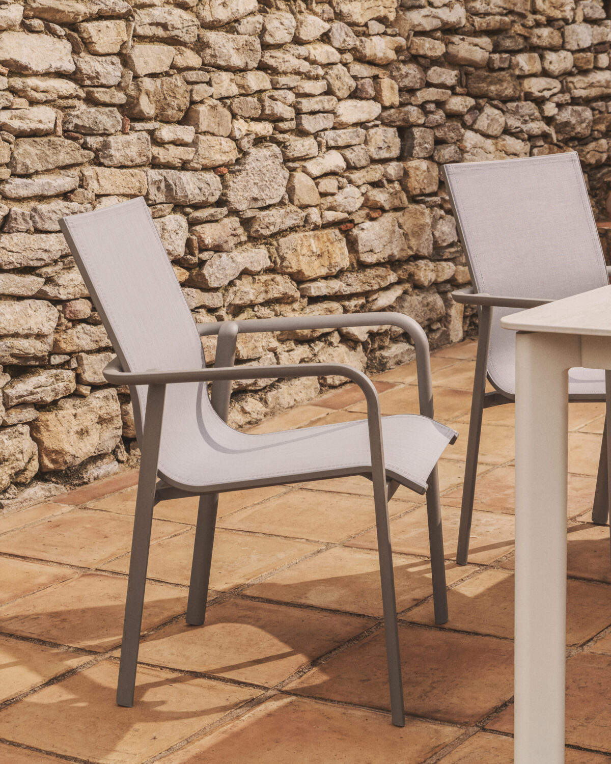 Kave Home Canea stapelbare outdoor stoel van beige textileen en taupekleurig aluminium - Afbeelding 2