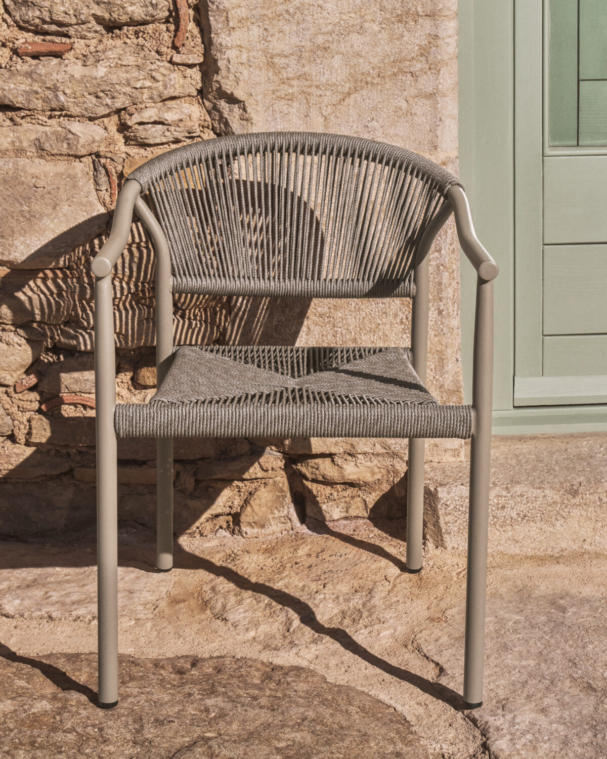 Kave Home Livadia stapelbare outdoor stoel van taupekleurig aluminium - Afbeelding 2