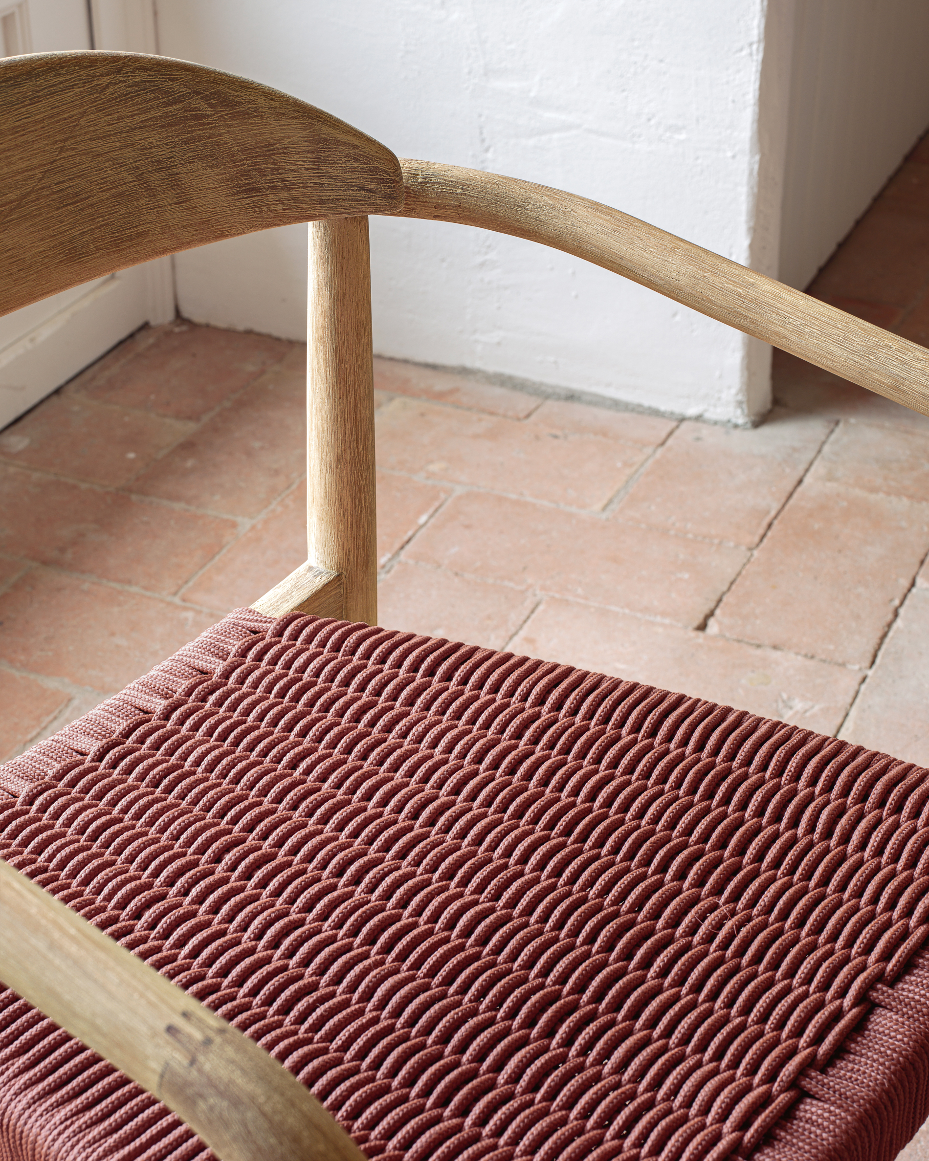 Kave Home Nina stapelbare stoel van massief acaciahout en terracotta touw FSC 100% - Afbeelding 2