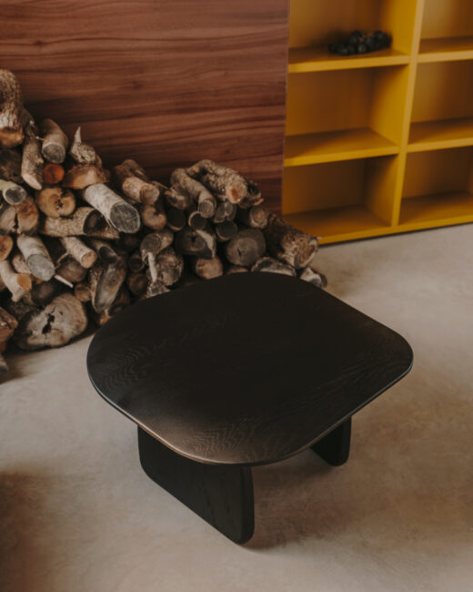 Kave Home Pirita bijzettafel van massief eikenhout met zwarte afwerking 71 x 70 cm FSC 100%