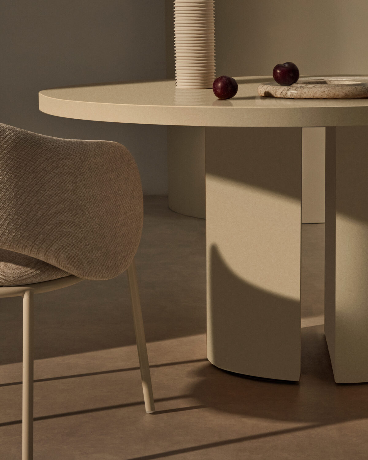 Kave Home Nealy ronde tafel in gelakt MDF in ruwe afwerking Ø 150 cm - Afbeelding 11