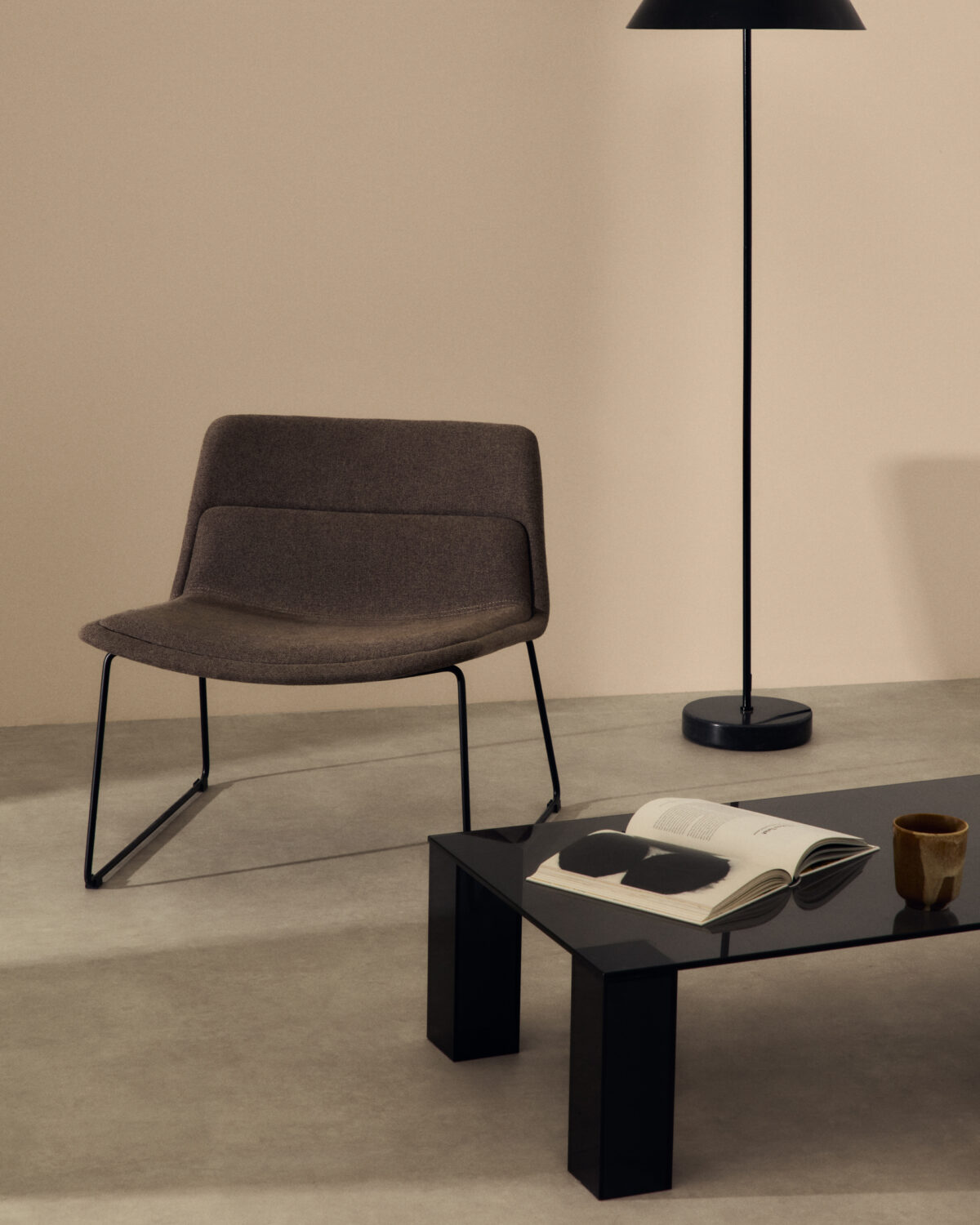 Kave Home Zahara fauteuil bruin en staal met zwarte afwerking, 100% FSC. - Afbeelding 10