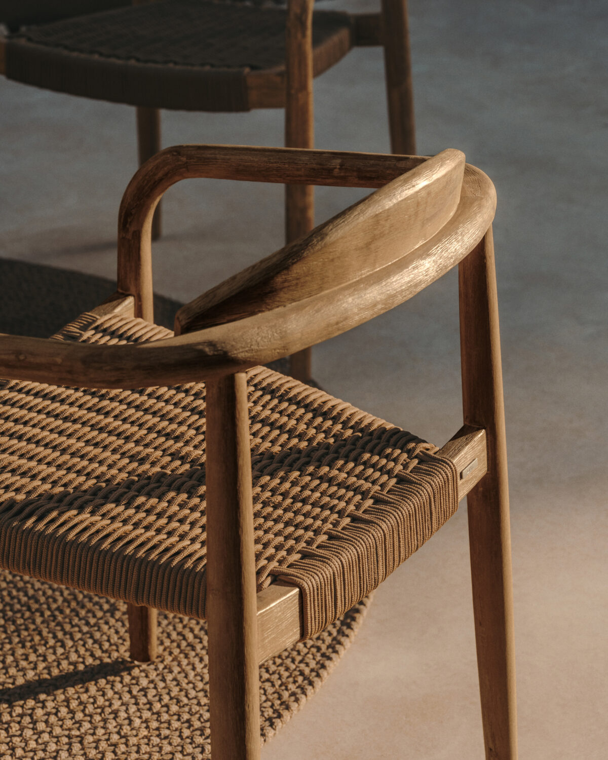 Kave Home Nina stapelbare stoel van massief acaciahout en beige touw FSC 100% - Afbeelding 2