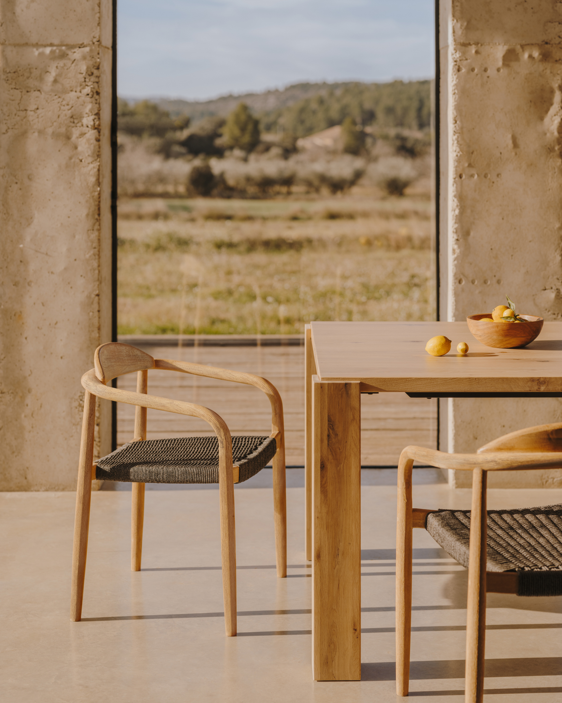 Kave Home Nina stapelbare stoel van massief acaciahout en zwart touw FSC 100% - Afbeelding 2