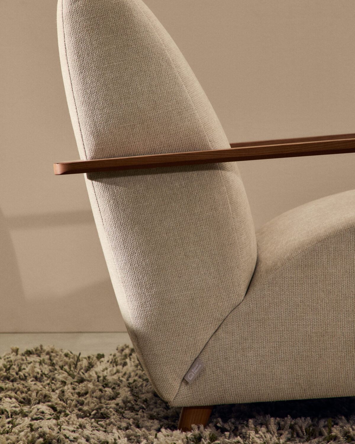 Kave Home Meghan fauteuil van parel chenille massief essenhout met notenhout afwerking FSC Mix Credit - Afbeelding 15