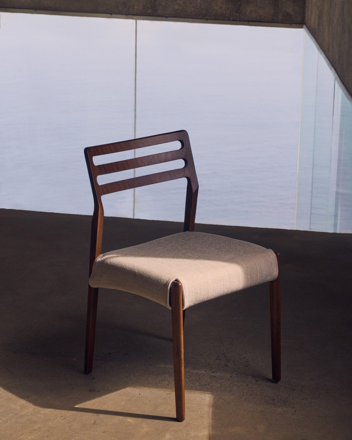 Kave Home Stoel Cudia massief eikenhout in walnoot beige chenille afneembare hoes FSC Mix Credit - Afbeelding 16