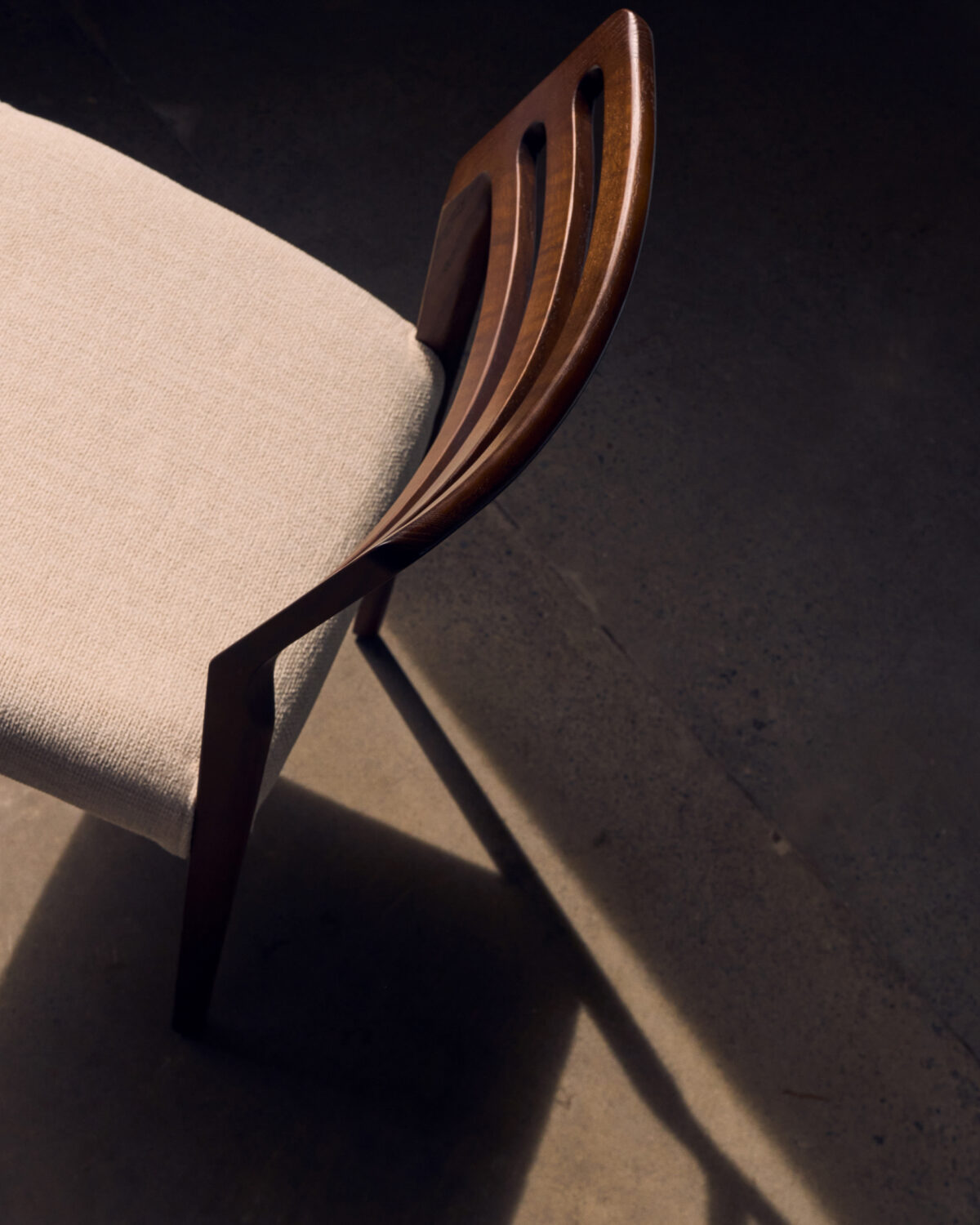 Kave Home Stoel Cudia massief eikenhout in walnoot beige chenille afneembare hoes FSC Mix Credit - Afbeelding 17