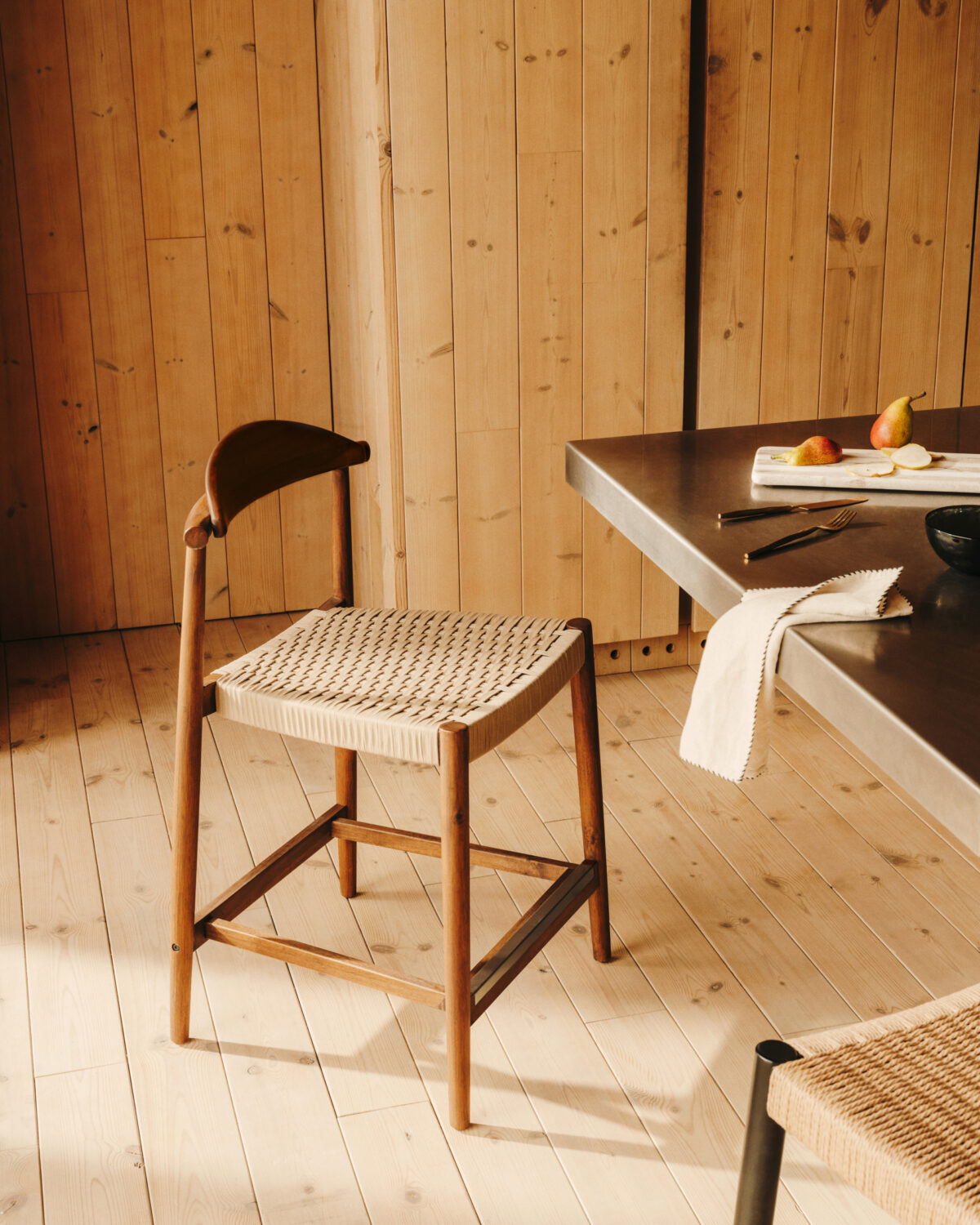 Kave Home Kruk Nina massief acaciahout walnoot afwerking en beige touwzitting 62 cm hoog FSC 100% - Afbeelding 3