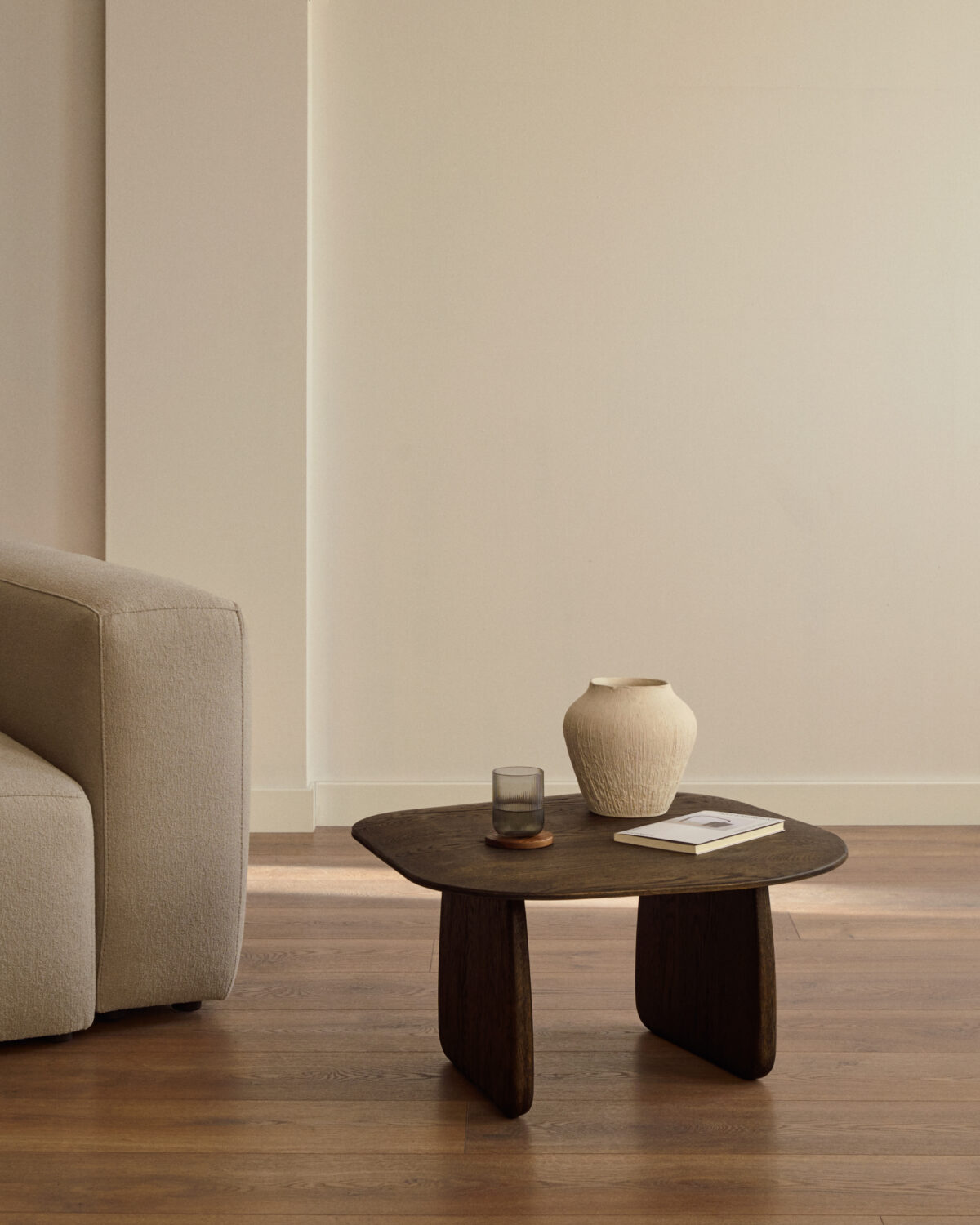 Kave Home Pirita bijzettafel van massief eikenhout met donkere afwerking 70,6 x 70 cm FSC 100% - Afbeelding 4