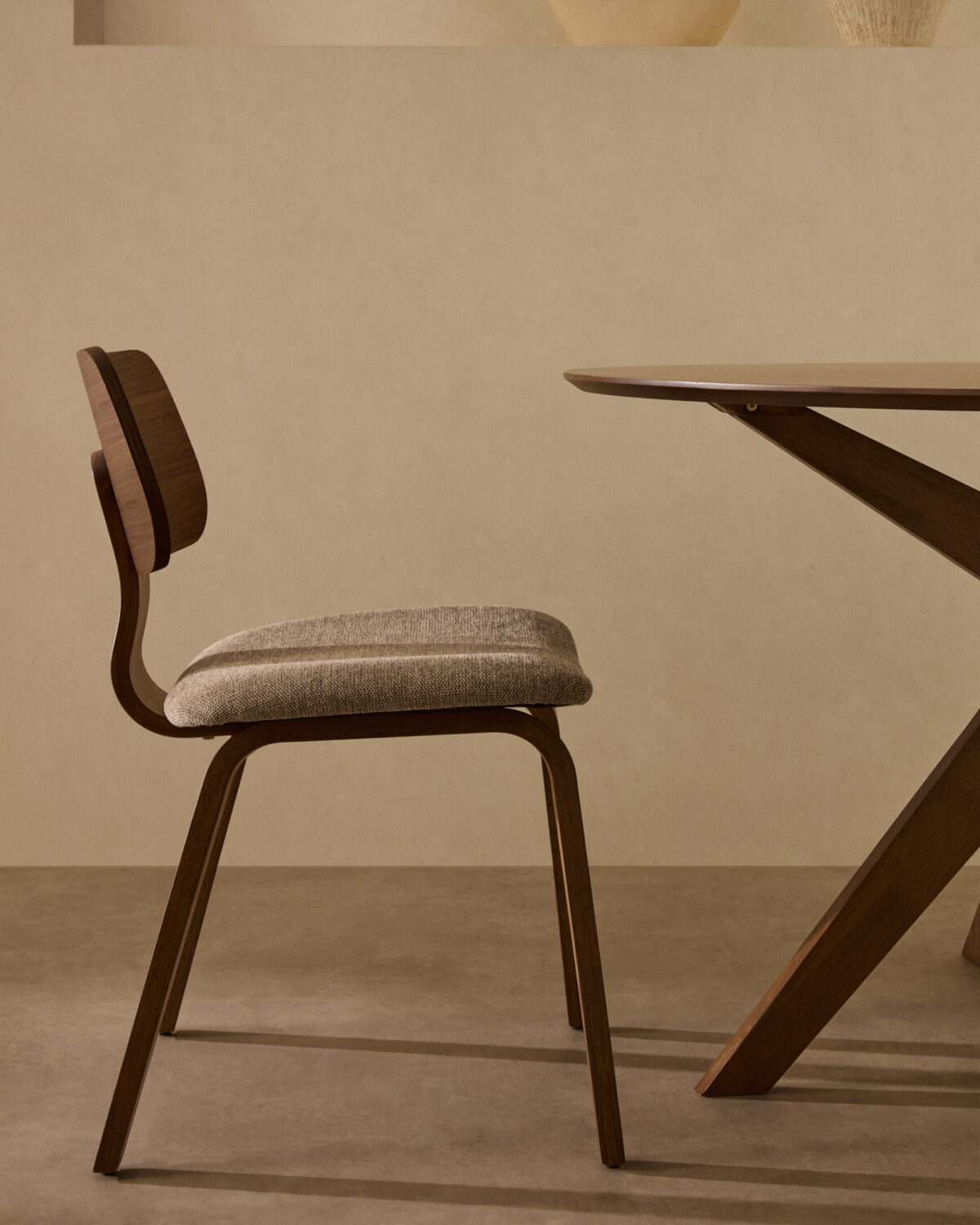 Kave Home Gena-stoel van notenfineer en beige chenille - Afbeelding 10