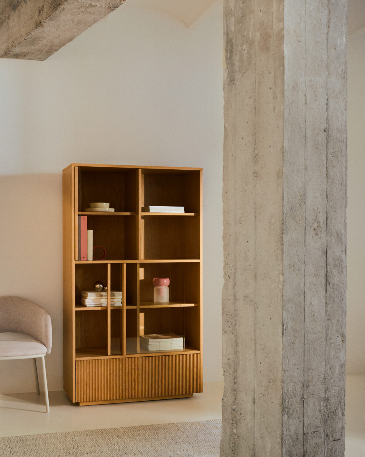 Kave Home Helvine vitrinekast 4 deuren 2 laden van eikenfineer en gehard glas 100 x 174 cm. FSC 100% - Afbeelding 9