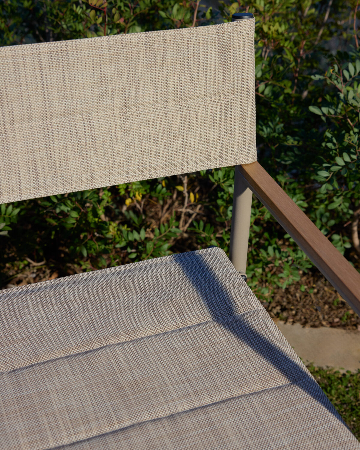 Kave Home Tisno klapstoel voor buiten in taupe aluminium en taupe texteline - Afbeelding 3