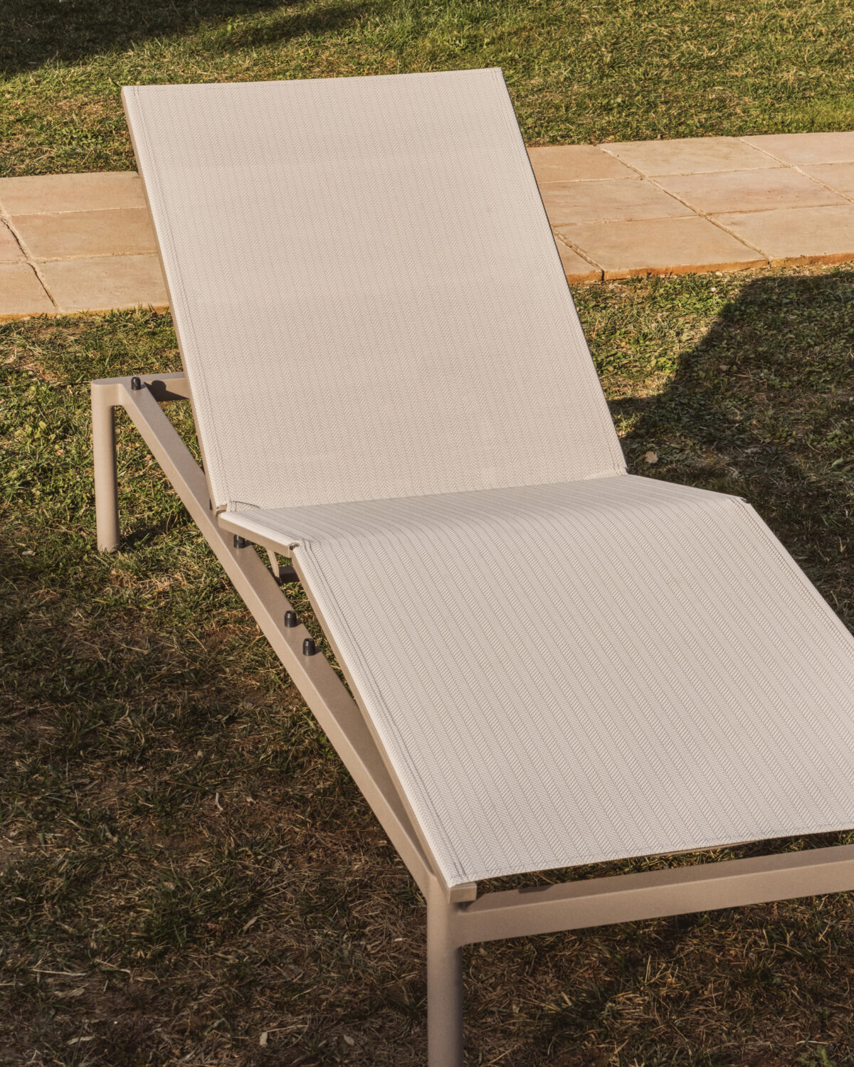 Kave Home Stapelbare Lesina ligstoel van aluminium in taupe en ecru textileen - Afbeelding 3