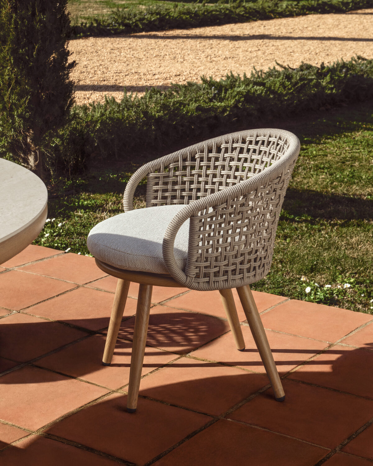 Kave Home Lidario outdoor stoel van aluminium met houteffect en taupe synthetisch touw - Afbeelding 3