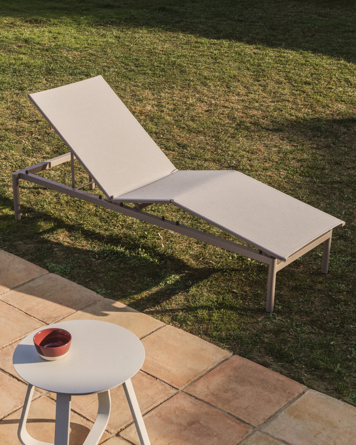 Kave Home Stapelbare Lesina ligstoel van aluminium in taupe en ecru textileen - Afbeelding 2