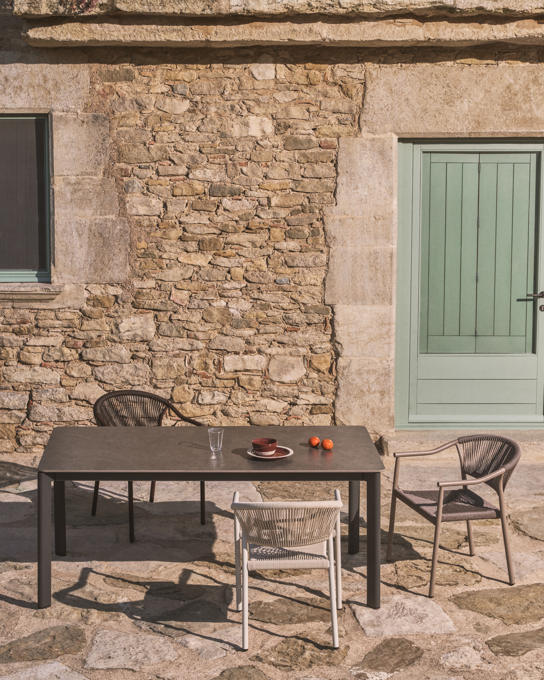 Kave Home Livadia stapelbare outdoor stoel van taupekleurig aluminium - Afbeelding 6