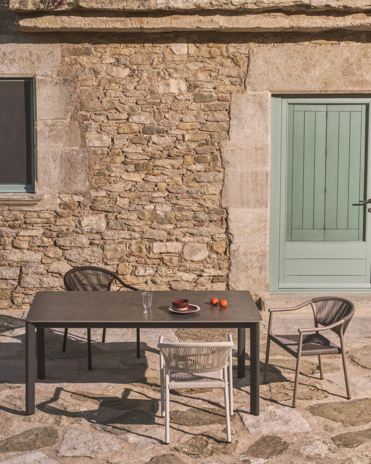 Kave Home Livadia stapelbare outdoor stoel van bruin aluminium - Afbeelding 6