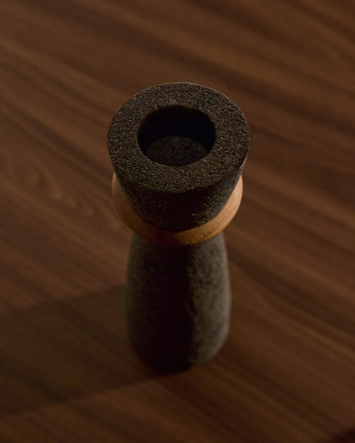 Kave Home Naro vaas van zwarte steen en teakhout 30 cm - Afbeelding 10