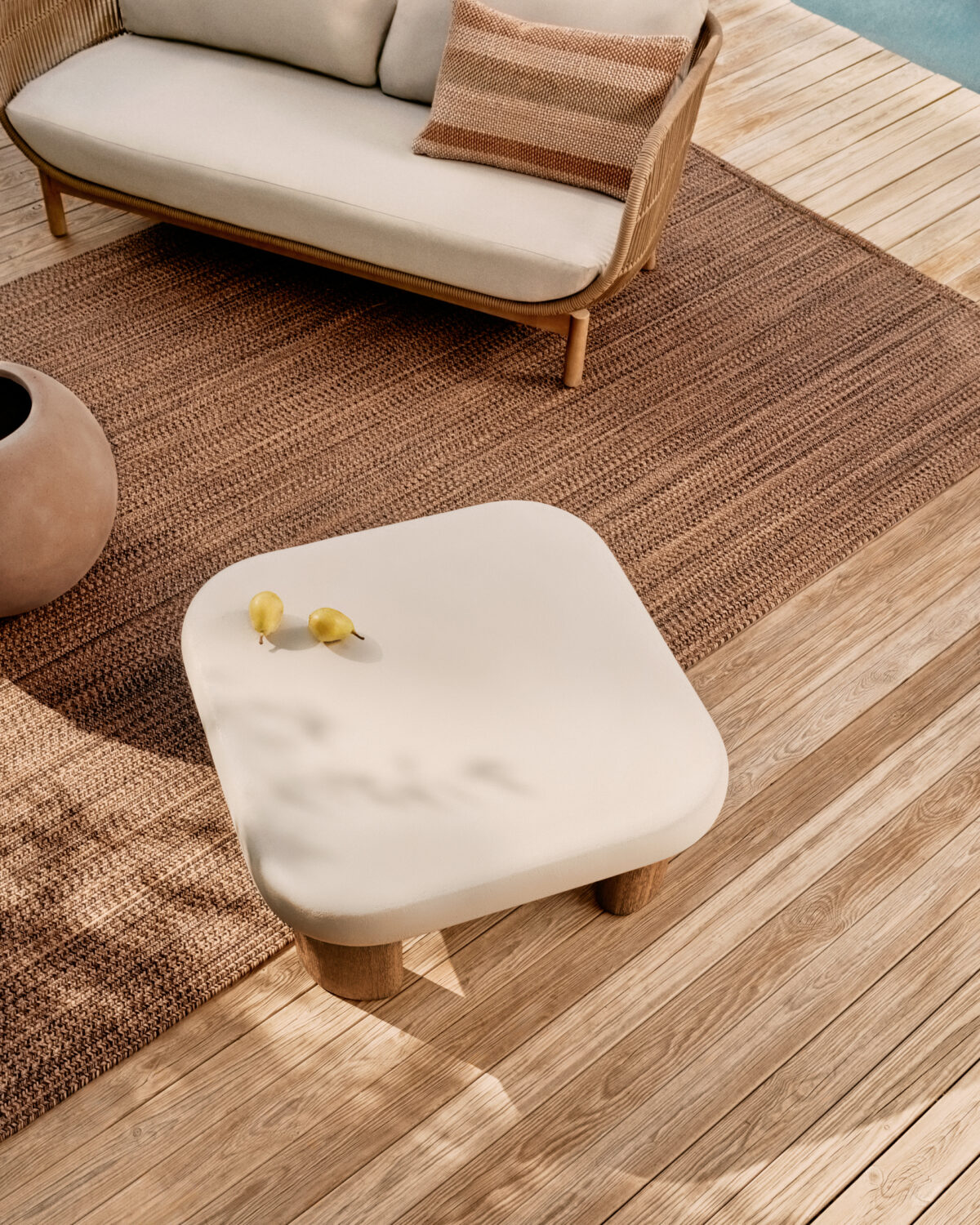 Kave Home Labra salontafel van cement en acaciahout 80 x 80 cm FSC 100% - Afbeelding 2