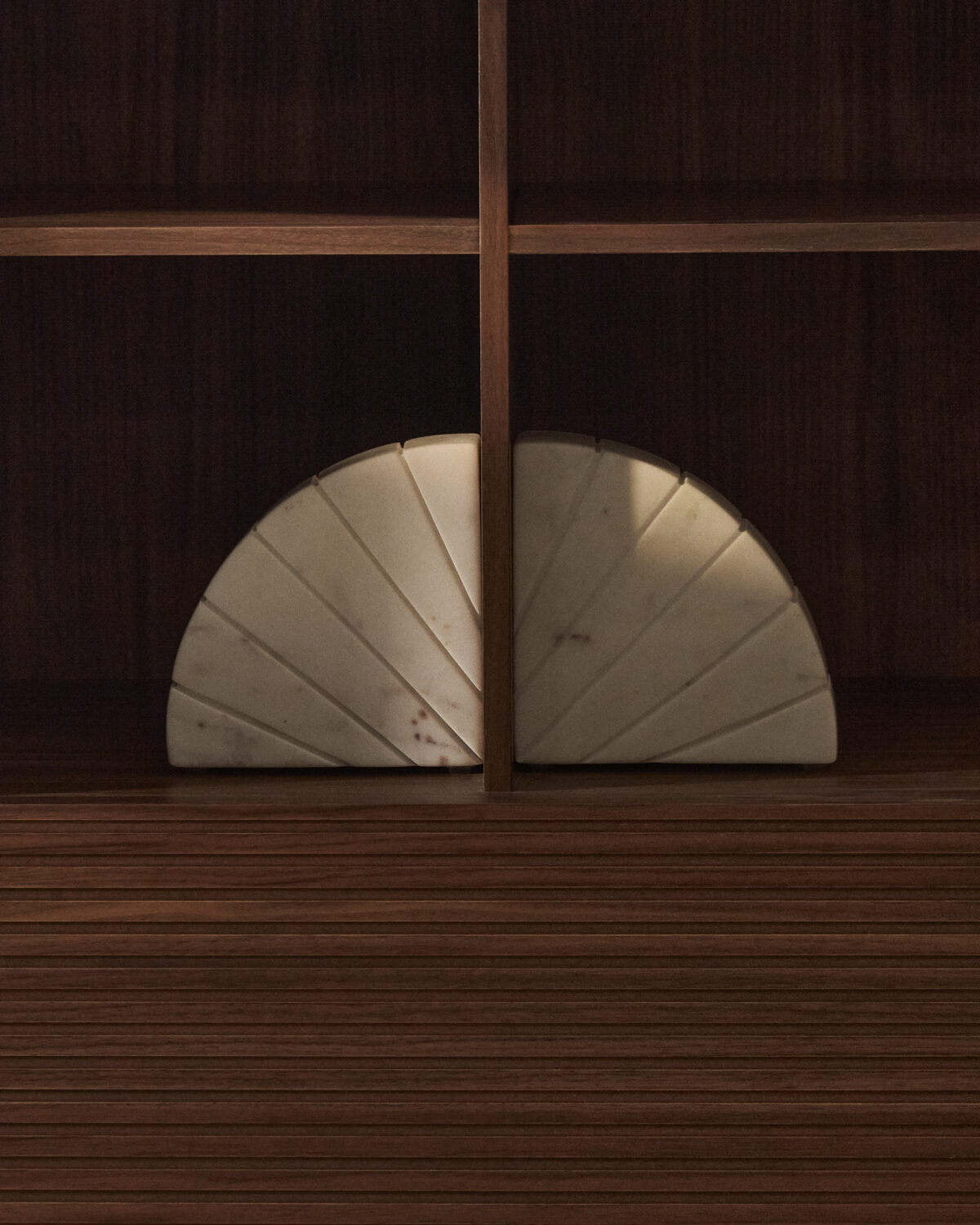 Kave Home Serela witte boekensteun van marmer - Afbeelding 8