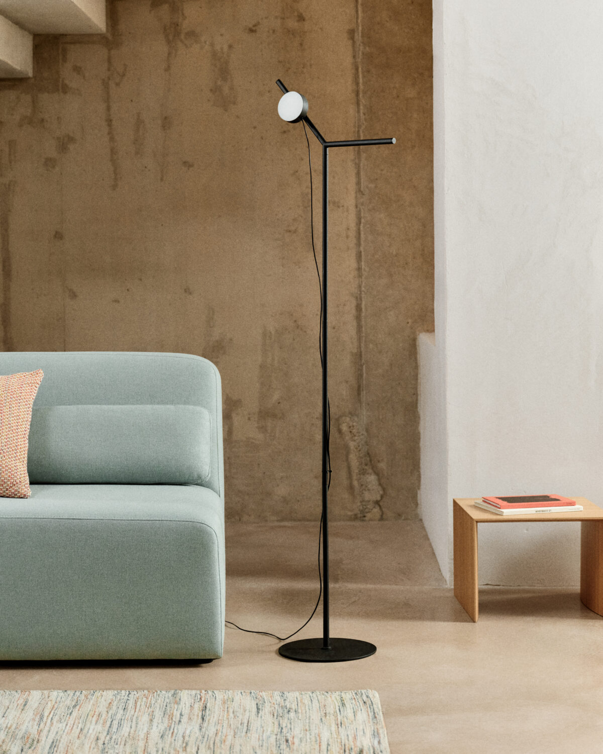 Kave Home Orey staande lamp van zwart metaal met verplaatsbare spot - Afbeelding 7