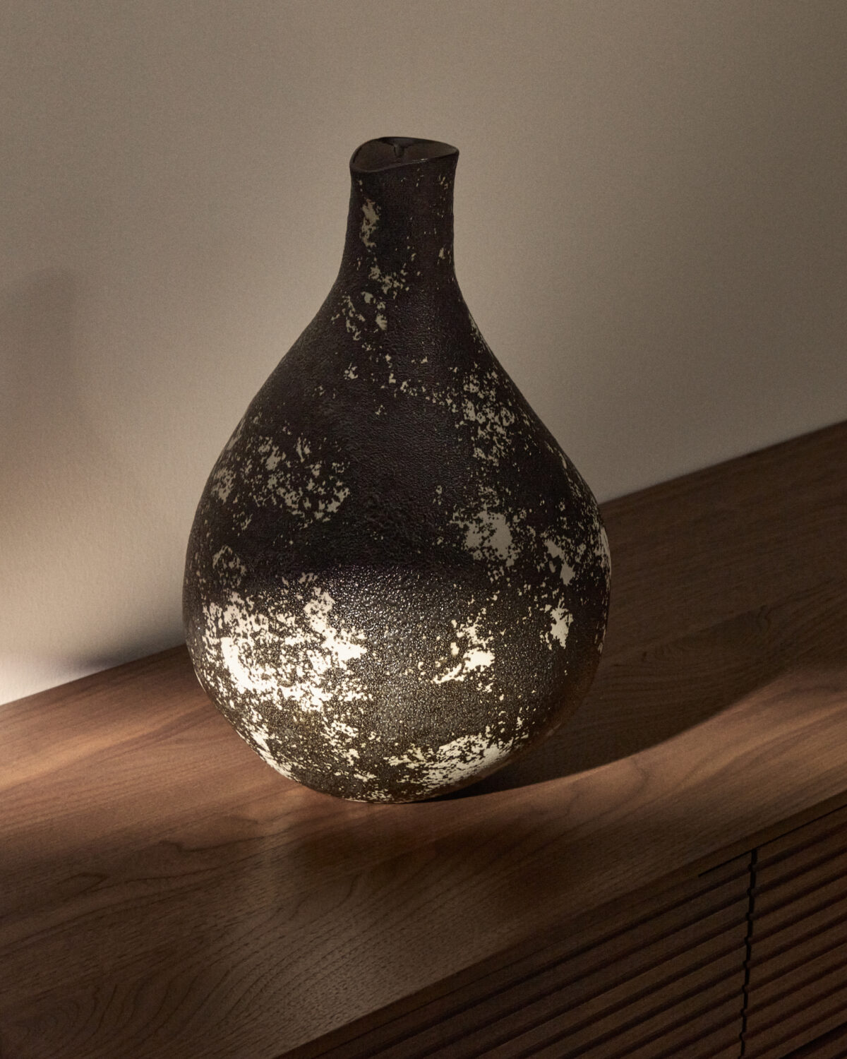 Kave Home Orelin vaas van zwart-wit keramiek 39 cm - Afbeelding 9