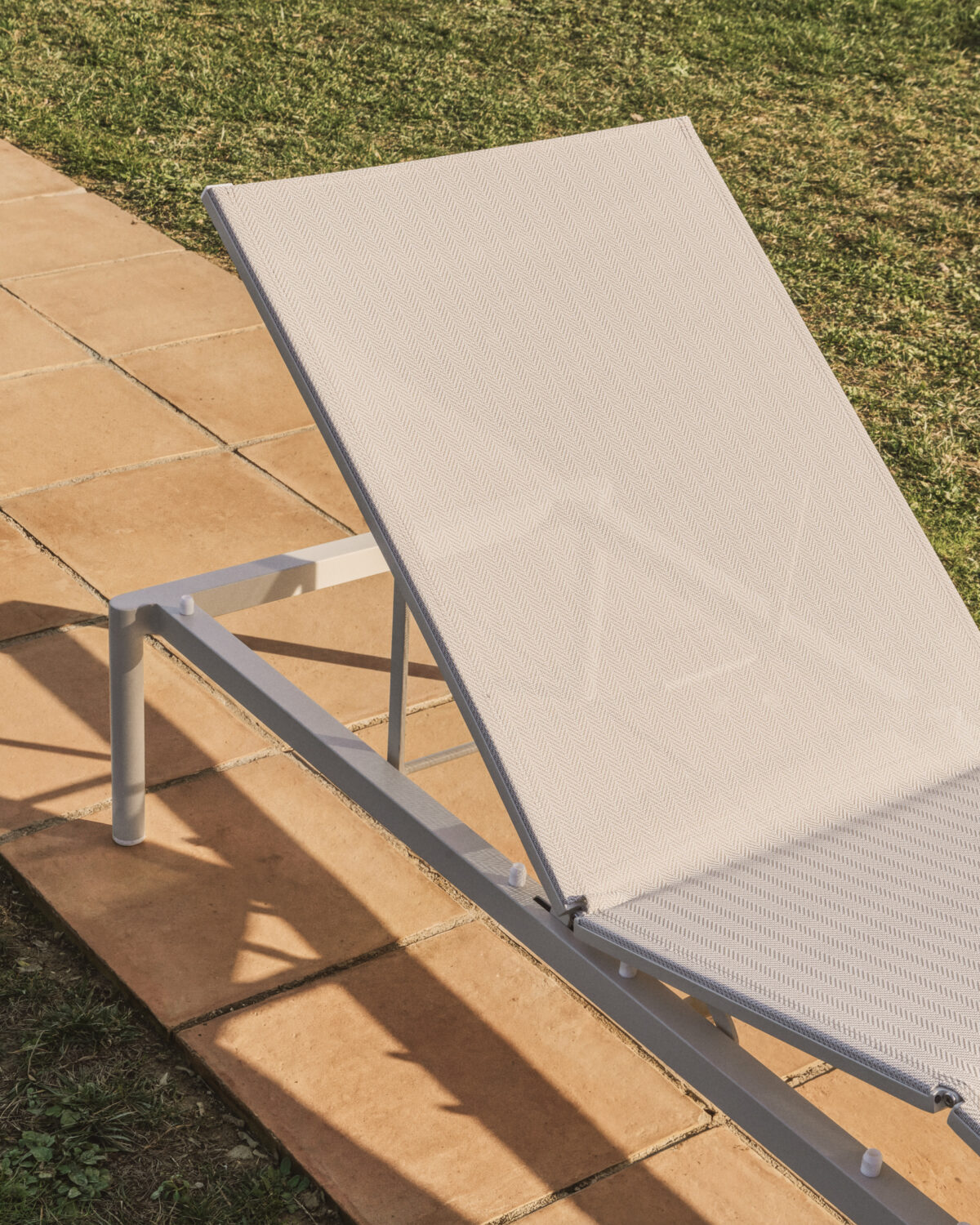 Kave Home Stapelbare Lesina ligstoel van aluminium en texteline in ecru - Afbeelding 3