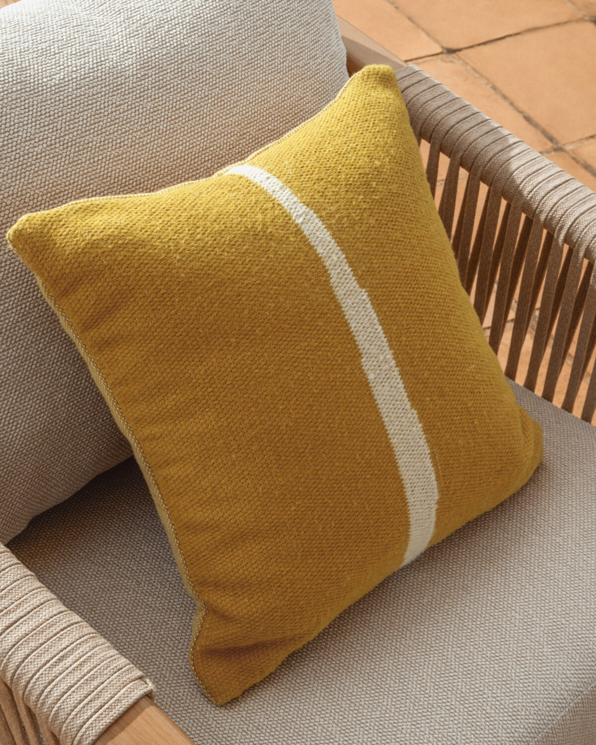 Kave Home Daila gele kussenhoes met Ikat-dessin 100% PET 50 x 50 cm - Afbeelding 3