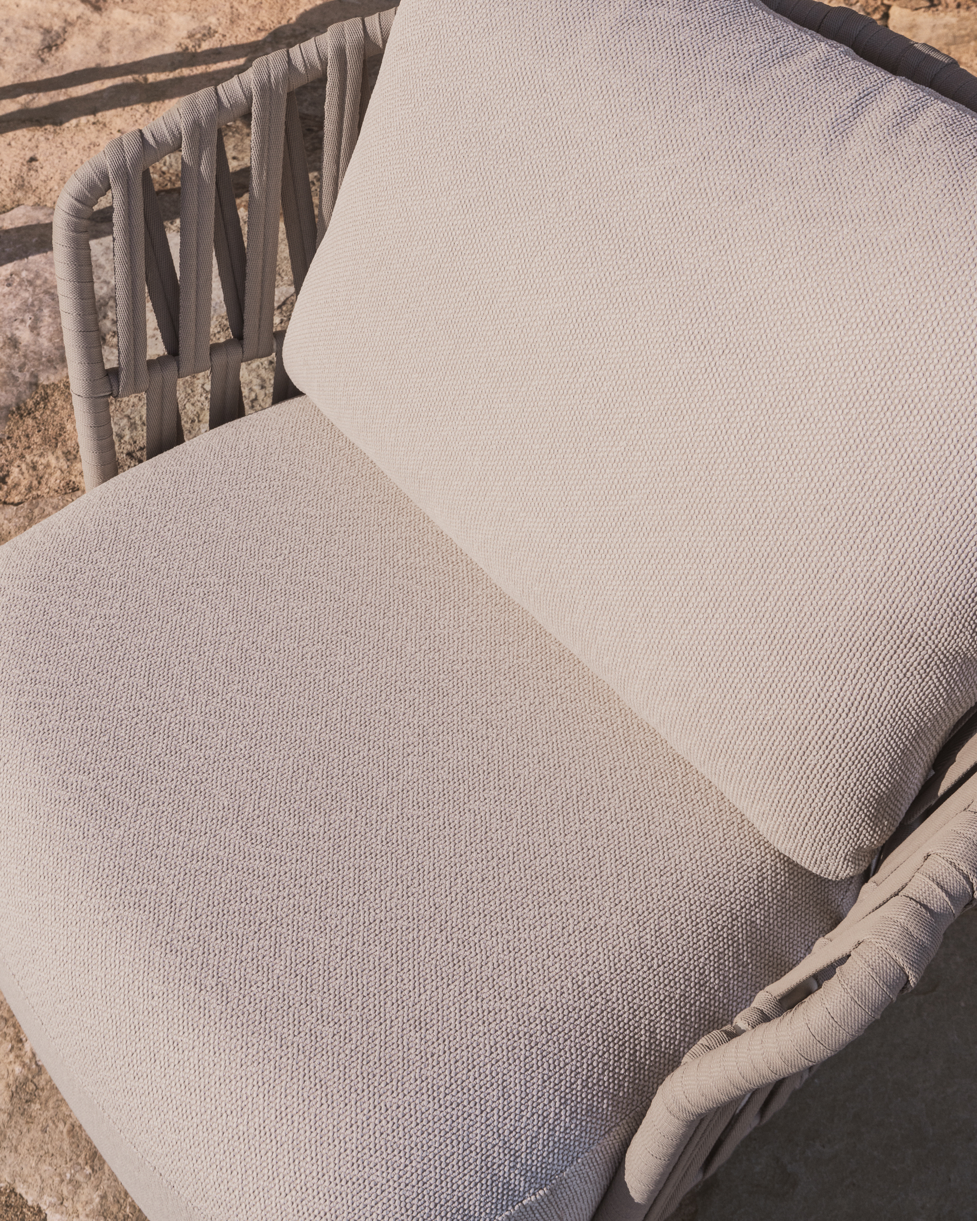 Kave Home Osani fauteuil van ecru aluminium en taupe touw - Afbeelding 3