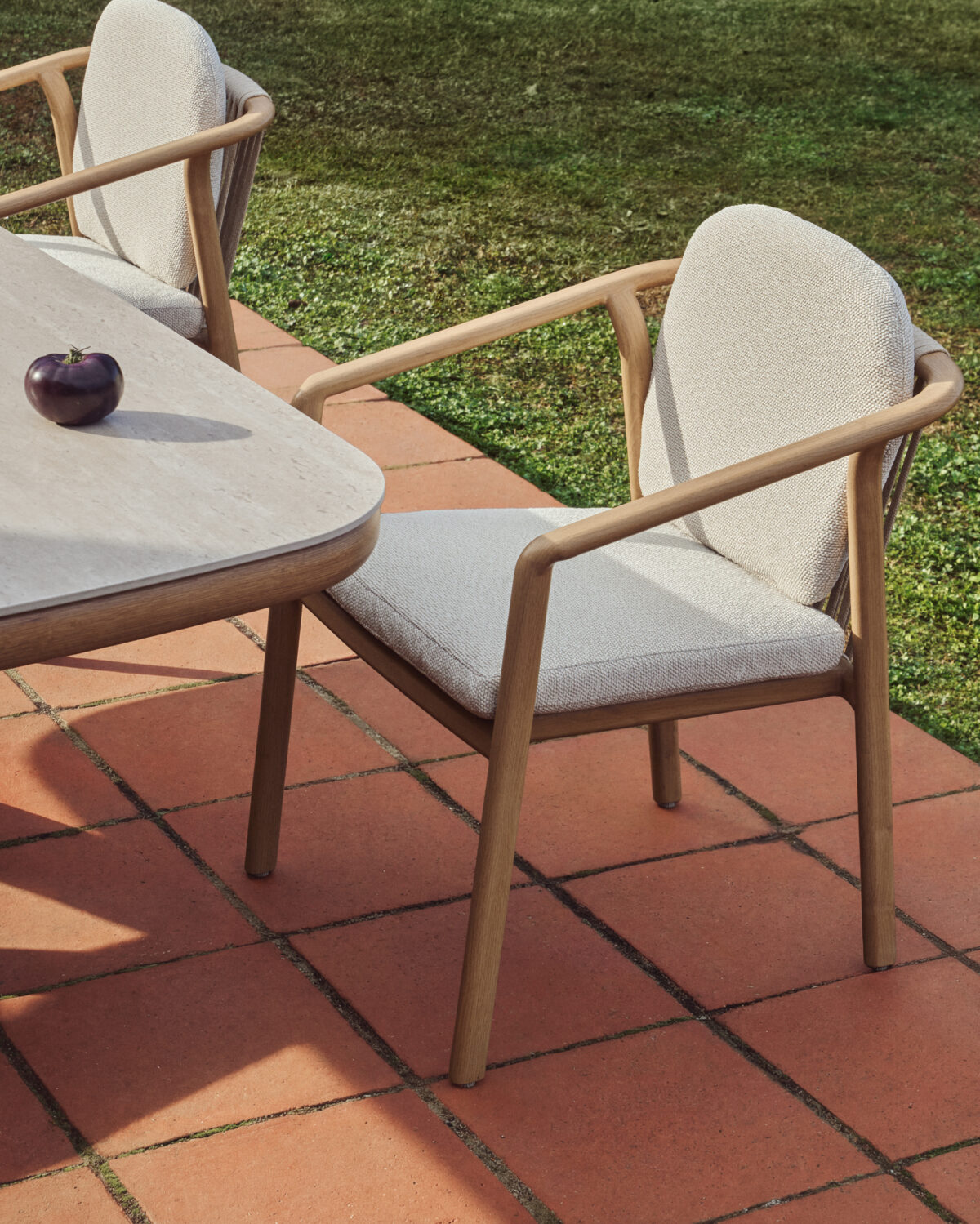 Kave Home Sirte stapelbare outdoor stoel van aluminium met houtlook-afwerking en ecru touw - Afbeelding 2