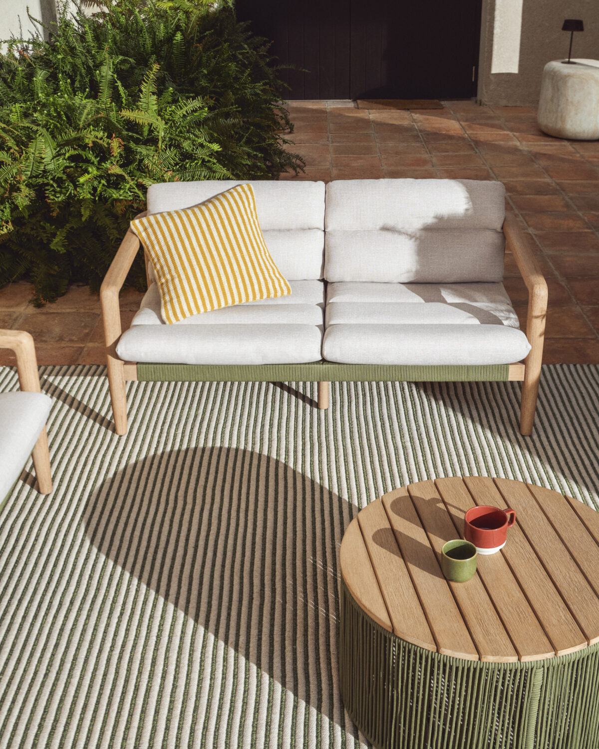 Kave Home Kussenhoes Dirome 100% PET geel gestreept 45 x 45 cm - Afbeelding 3