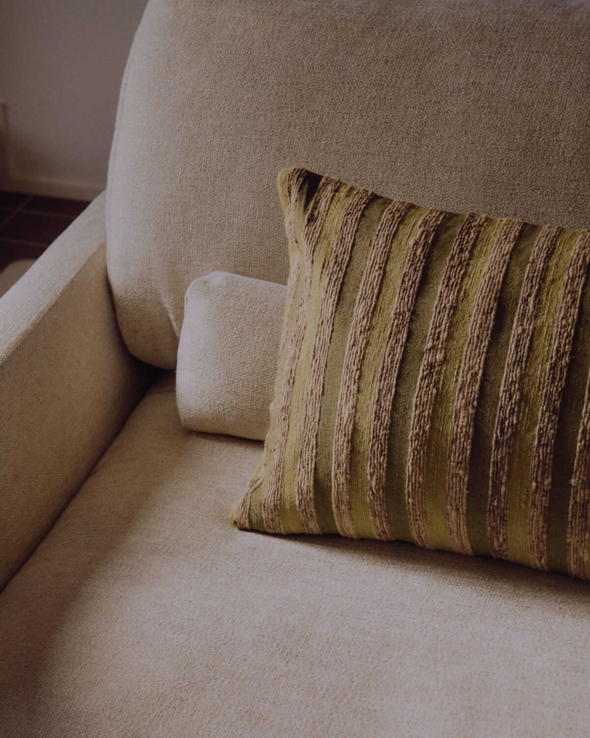 Kave Home Veliro 3-zitsbank in beige chenille met stalen poten in zwart 240 cm FSC Mix Credit - Afbeelding 12