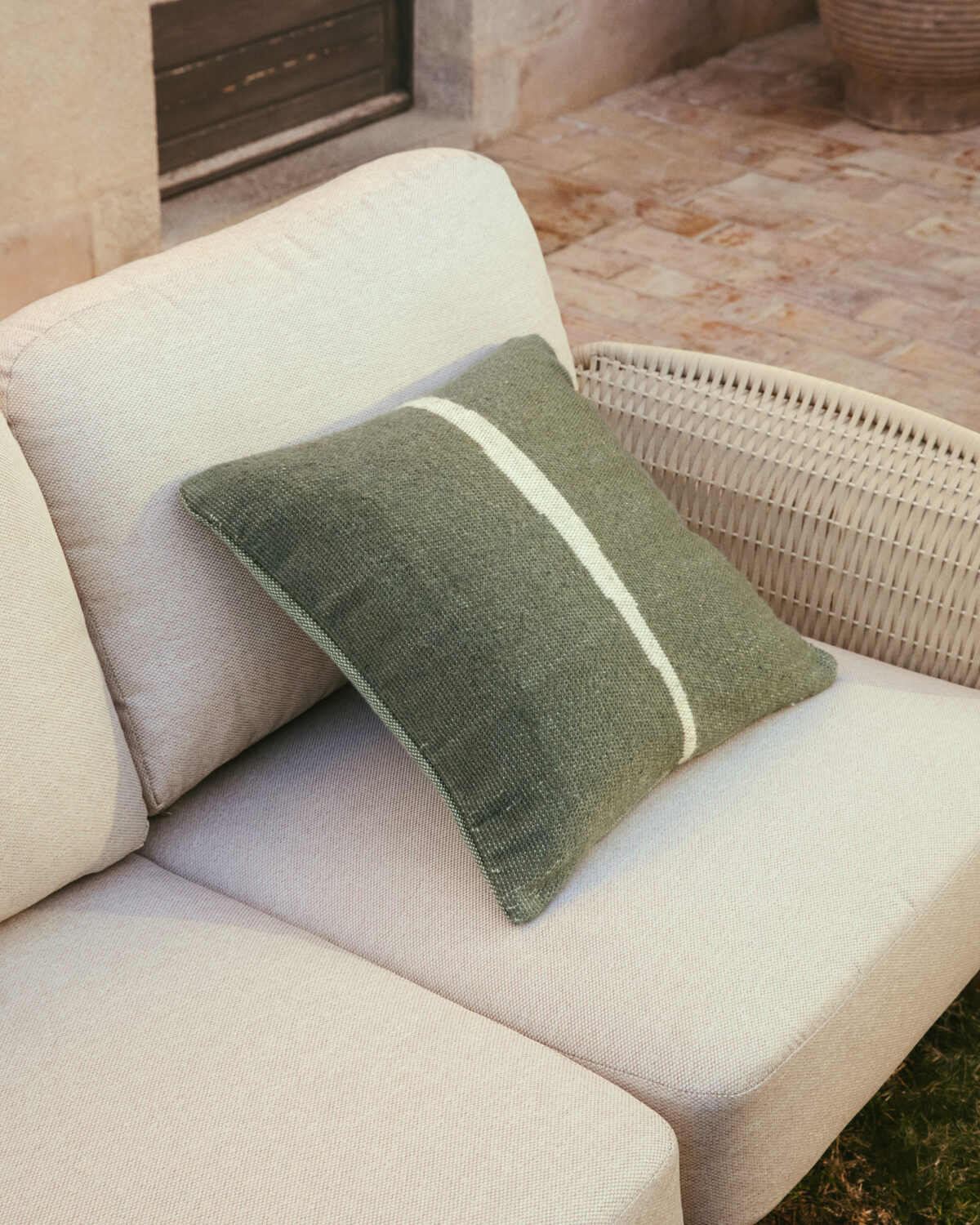 Kave Home Daila groene jacquard kussenhoes met Ikat-dessin 100% PET 50 x 50 cm - Afbeelding 2