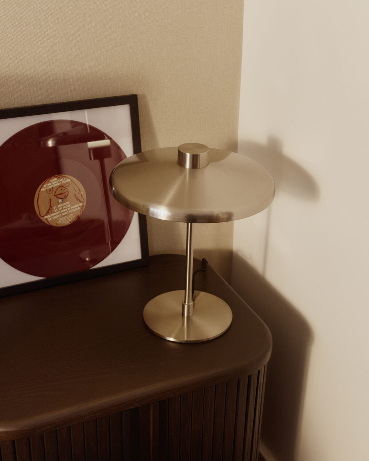 Kave Home Nuvira tafellamp van lichtgrijs geborsteld metaal - Afbeelding 7