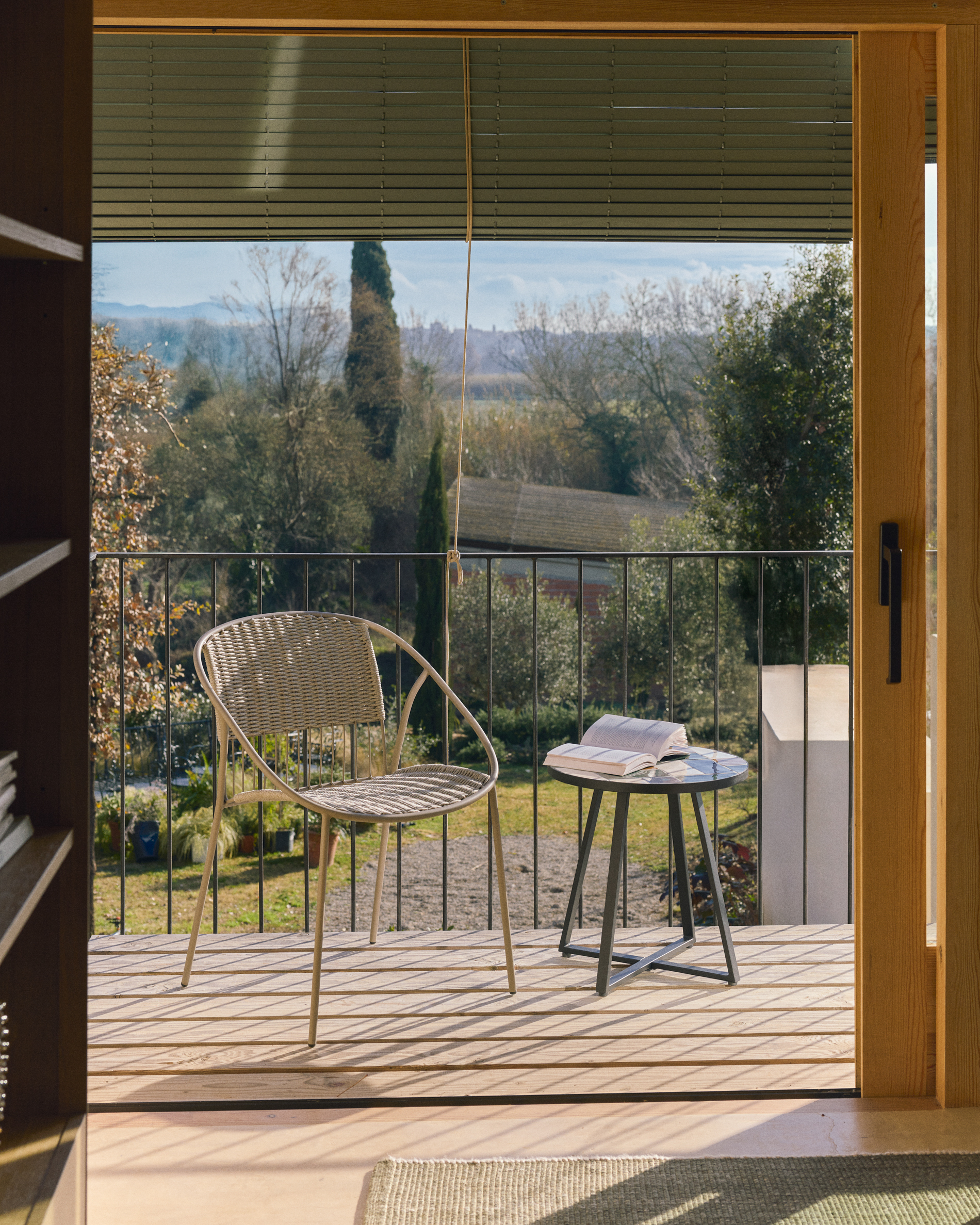 Kave Home Atrani stapelbare outdoor stoel van gegalvaniseerd staal en taupekleurig touw - Afbeelding 3