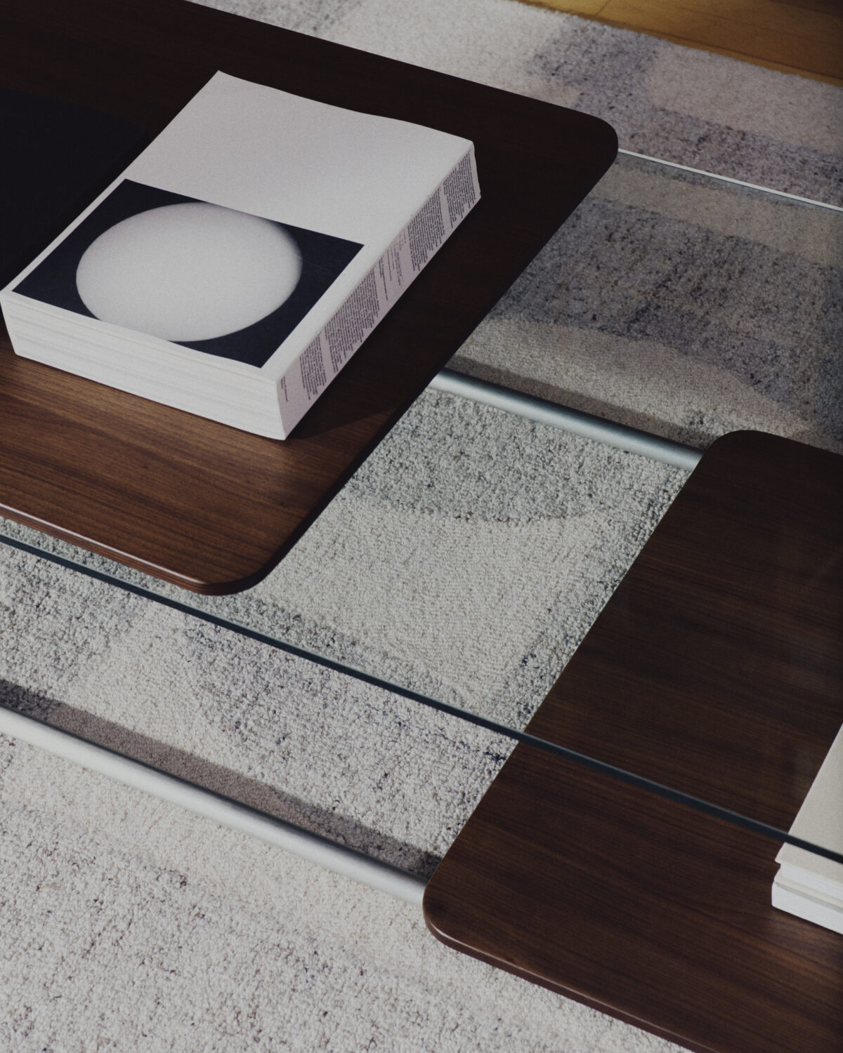 Kave Home Tarsel salontafel van gehard glas en een walnootfineer blad met geborsteld roestvrij stalen frame 140 x 60 cm - Afbeelding 12