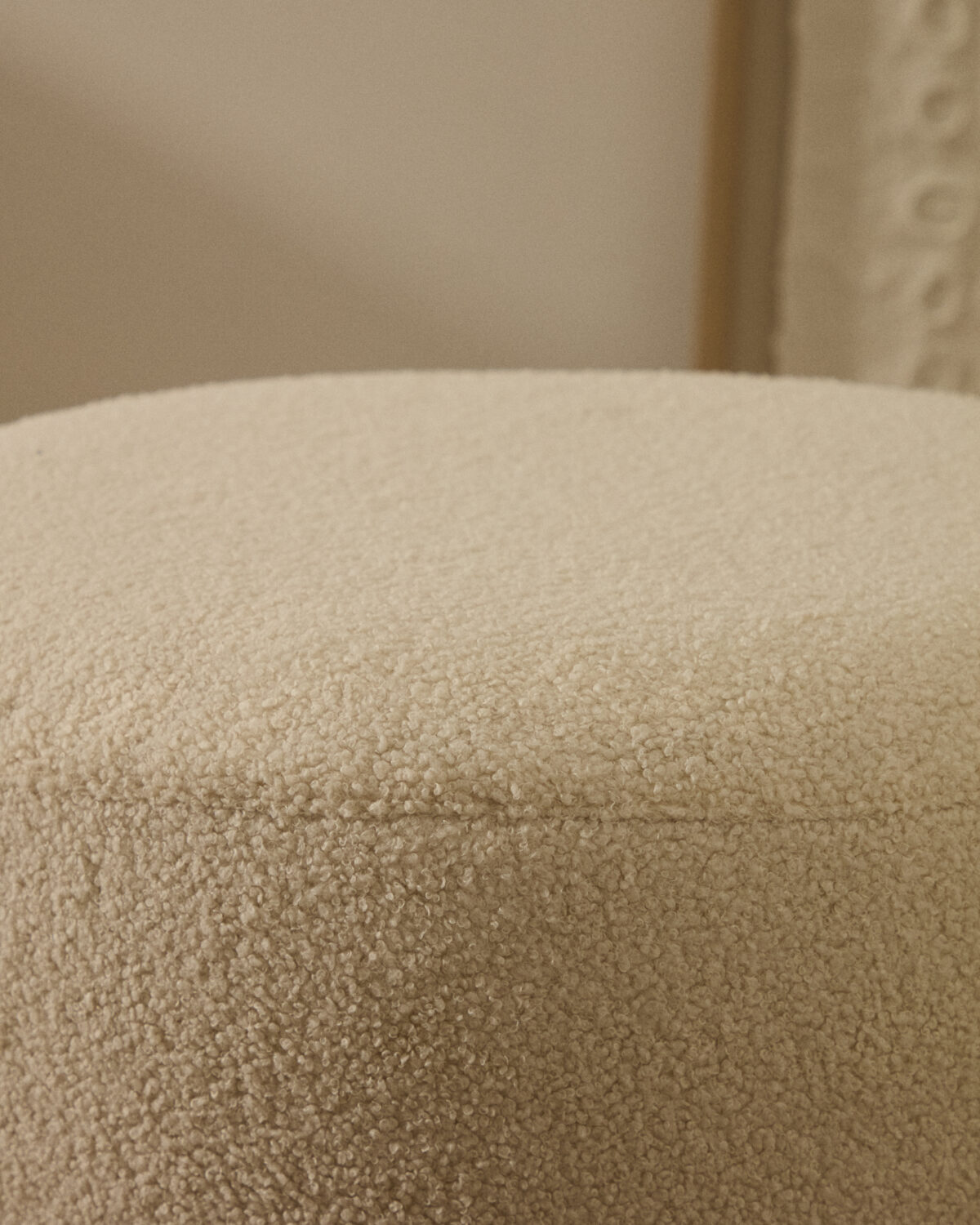 Kave Home Kaeli voetenbank met afneembare hoes in ecru bouclé Ø 60 cm - Afbeelding 7