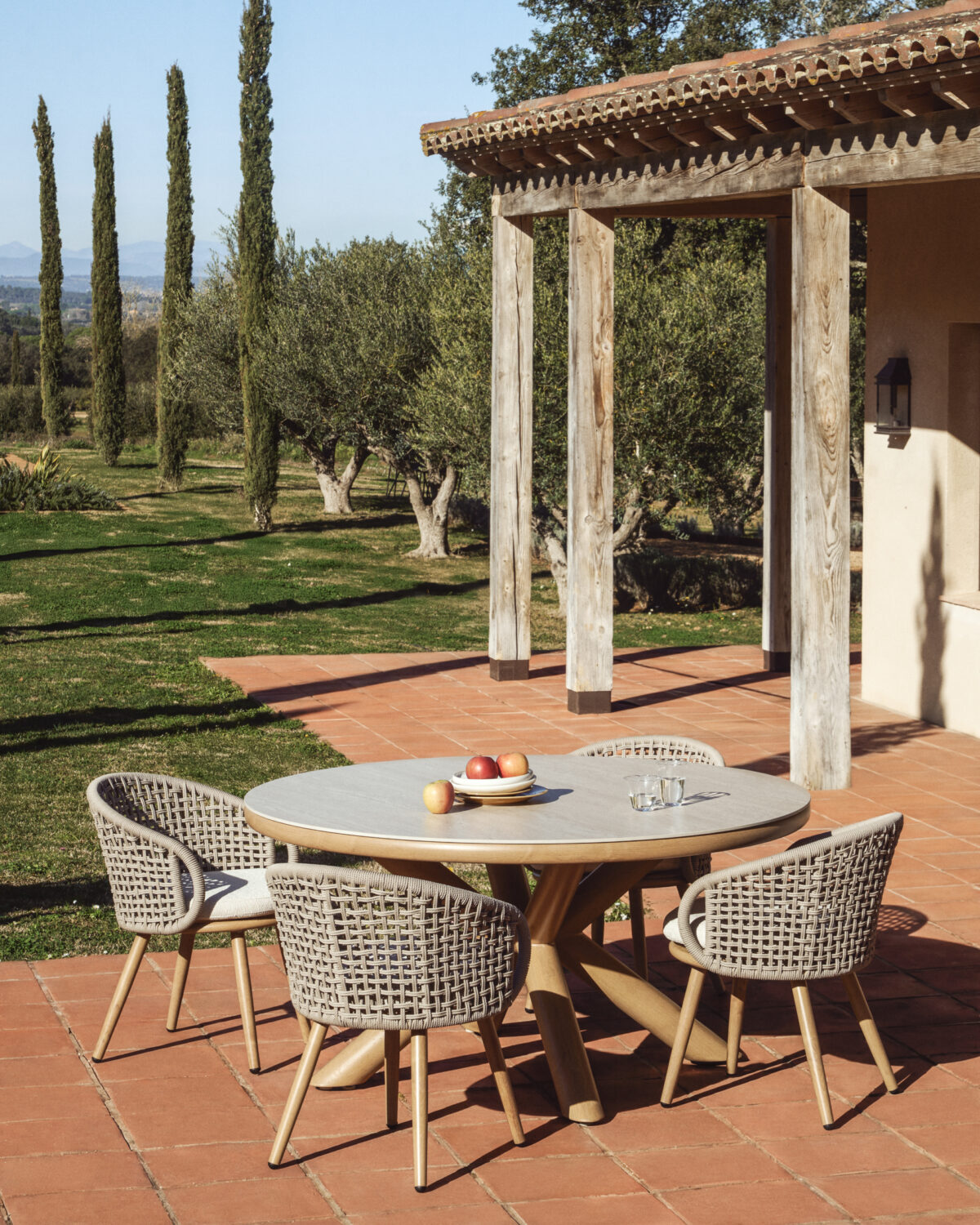 Kave Home Lidario outdoor stoel van aluminium met houteffect en taupe synthetisch touw - Afbeelding 2