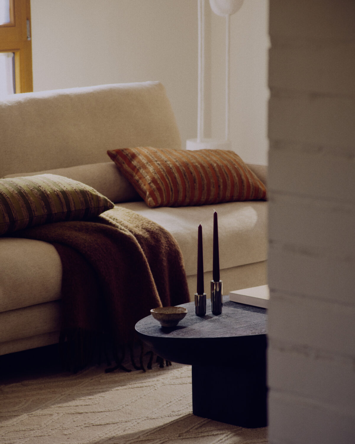 Kave Home Ovak salontafel van massief acaciahout met afwerking in zwart FSC 100% 140 x 70 cm - Afbeelding 11