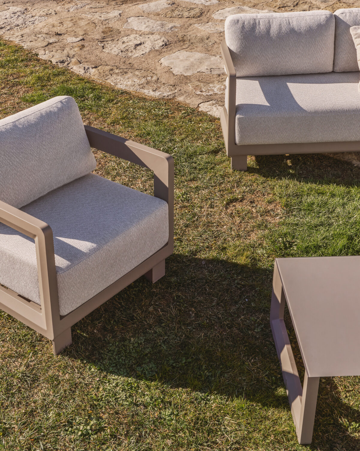 Kave Home Nerano set met 3-zitsbank, 2 fauteuils en salontafel van gehard glas en aluminium in taupe - Afbeelding 3