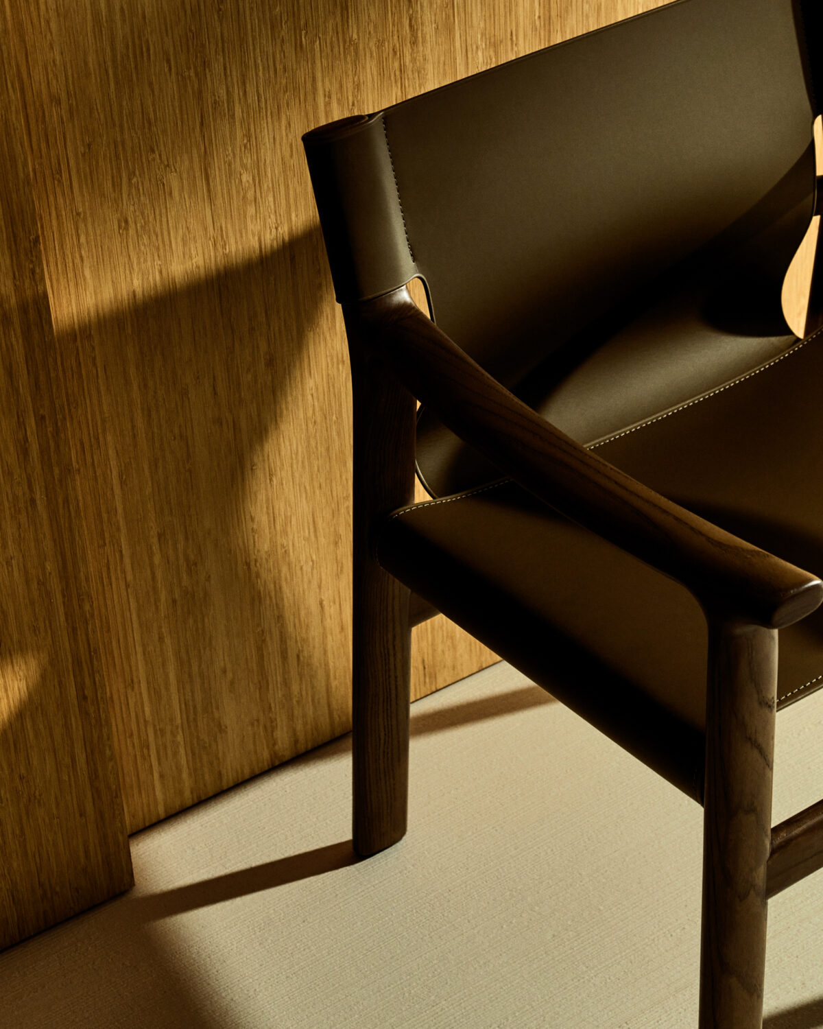 Kave Home Donkerbruine Jan stoel gemaakt van gerecyclede leervezels en massief essenhout met afwerking in notelaarhouteffect FSC 100% - Afbeelding 13