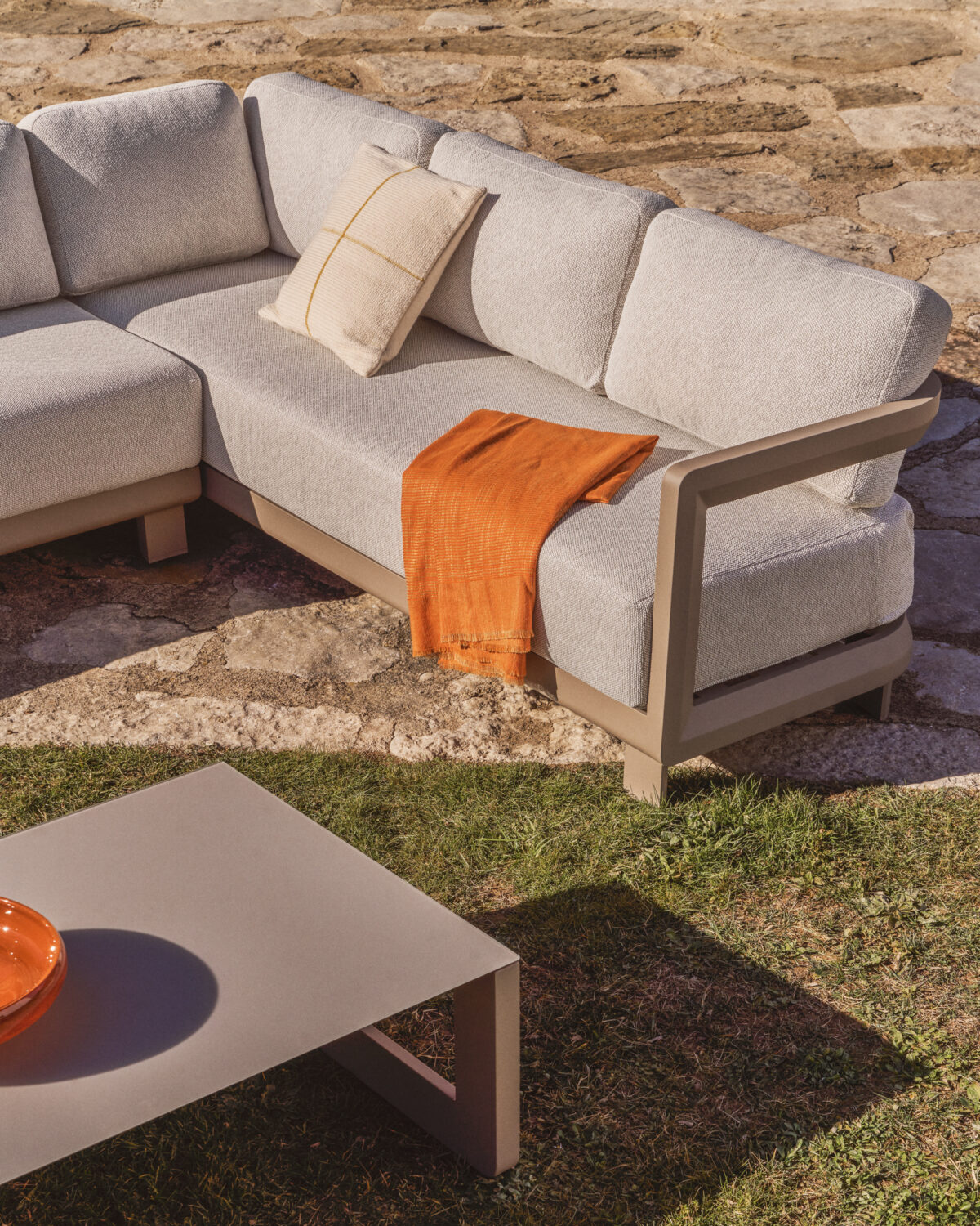 Kave Home Nerano set met 5-zits hoekbank en salontafel van gehard glas en aluminium in taupe - Afbeelding 3